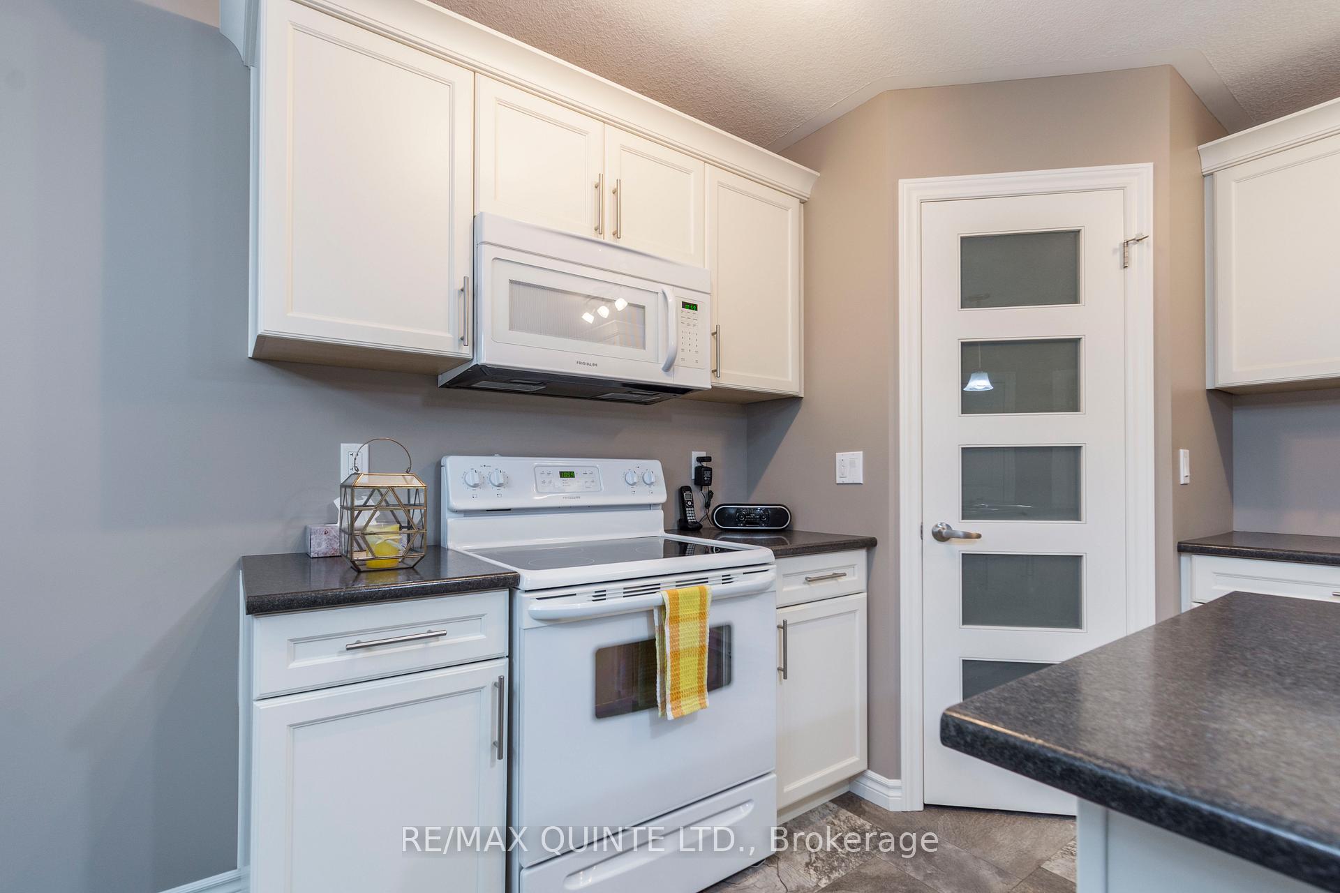 Photo 8 of 35 Glenview Crescent, Belleville, Belleville Ward — HOMEH