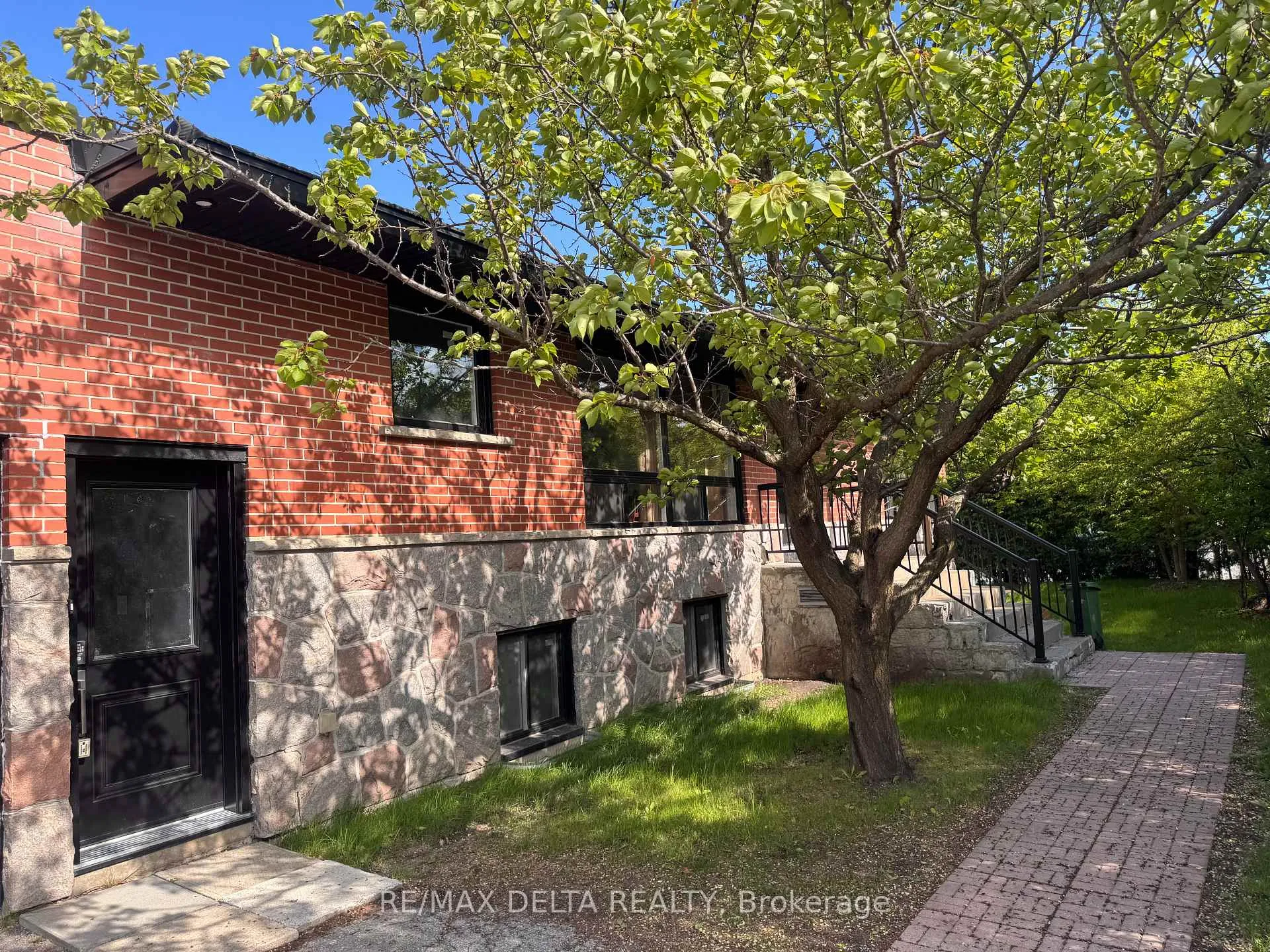 Front of 981 Lola Street