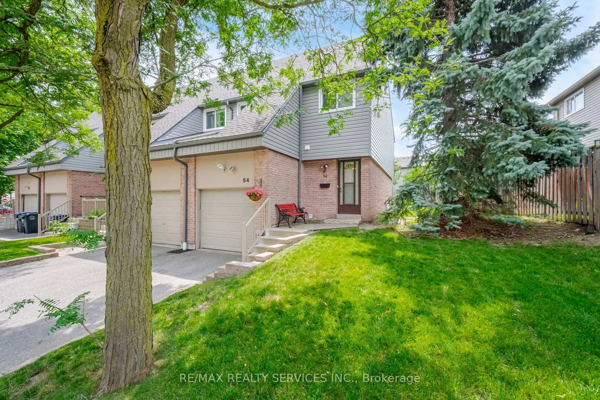Photo 2 of 54 Tara Park Crescent, Brampton, Brampton North — HOMEH