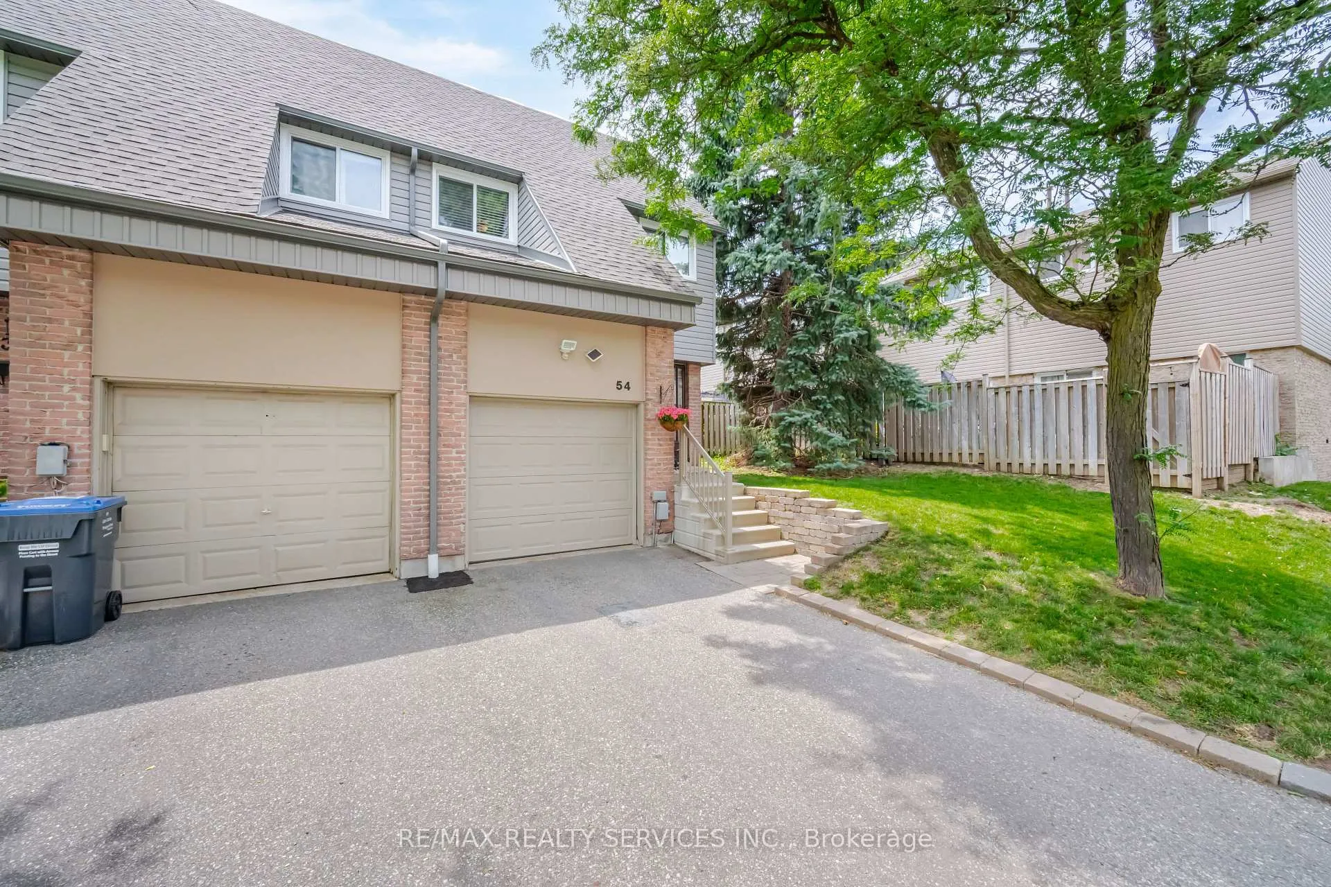 Photo 3 of 54 Tara Park Crescent, Brampton, Brampton North — HOMEH