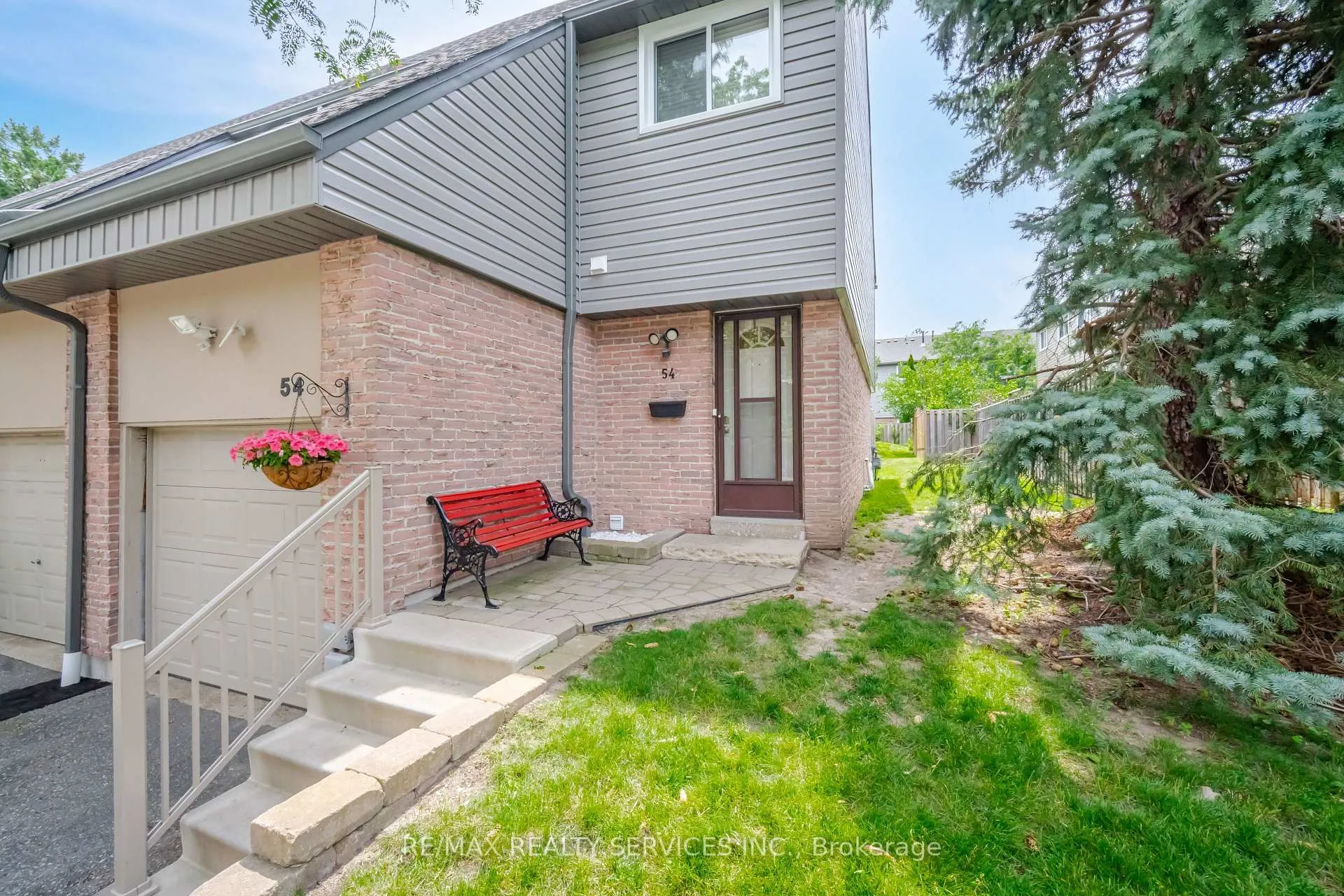 Photo 4 of 54 Tara Park Crescent, Brampton, Brampton North — HOMEH