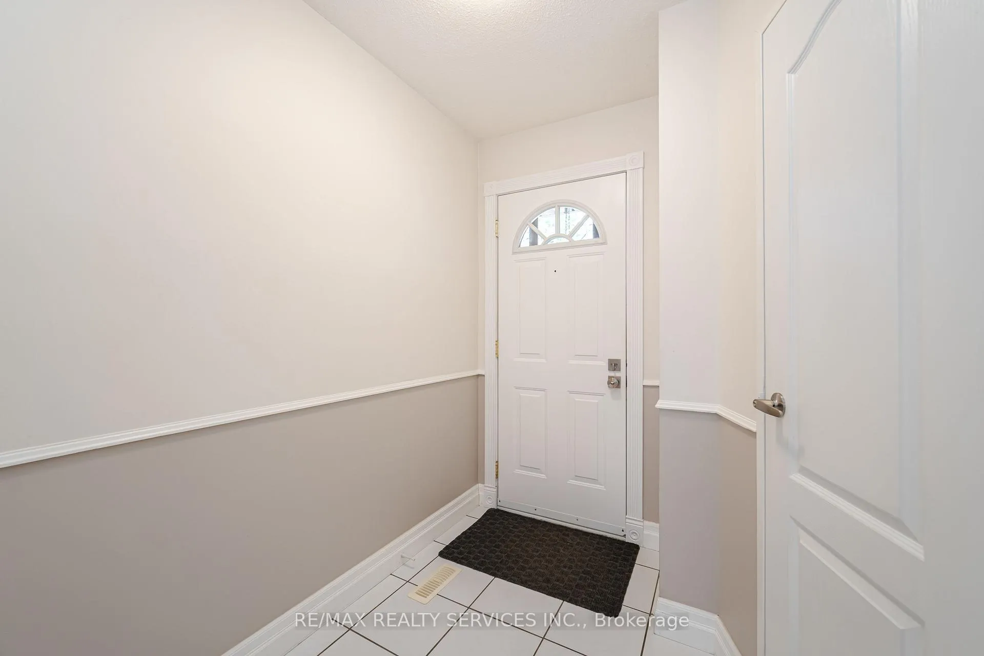Photo 5 of 54 Tara Park Crescent, Brampton, Brampton North — HOMEH