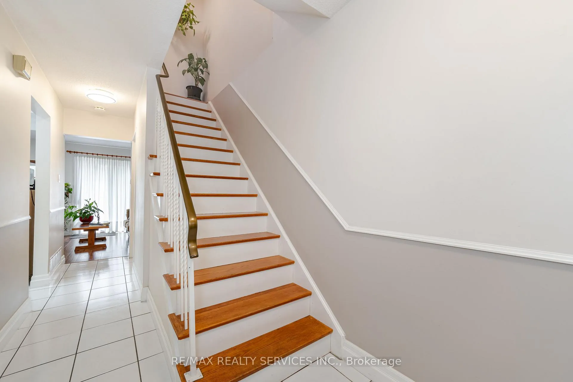 Photo 6 of 54 Tara Park Crescent, Brampton, Brampton North — HOMEH
