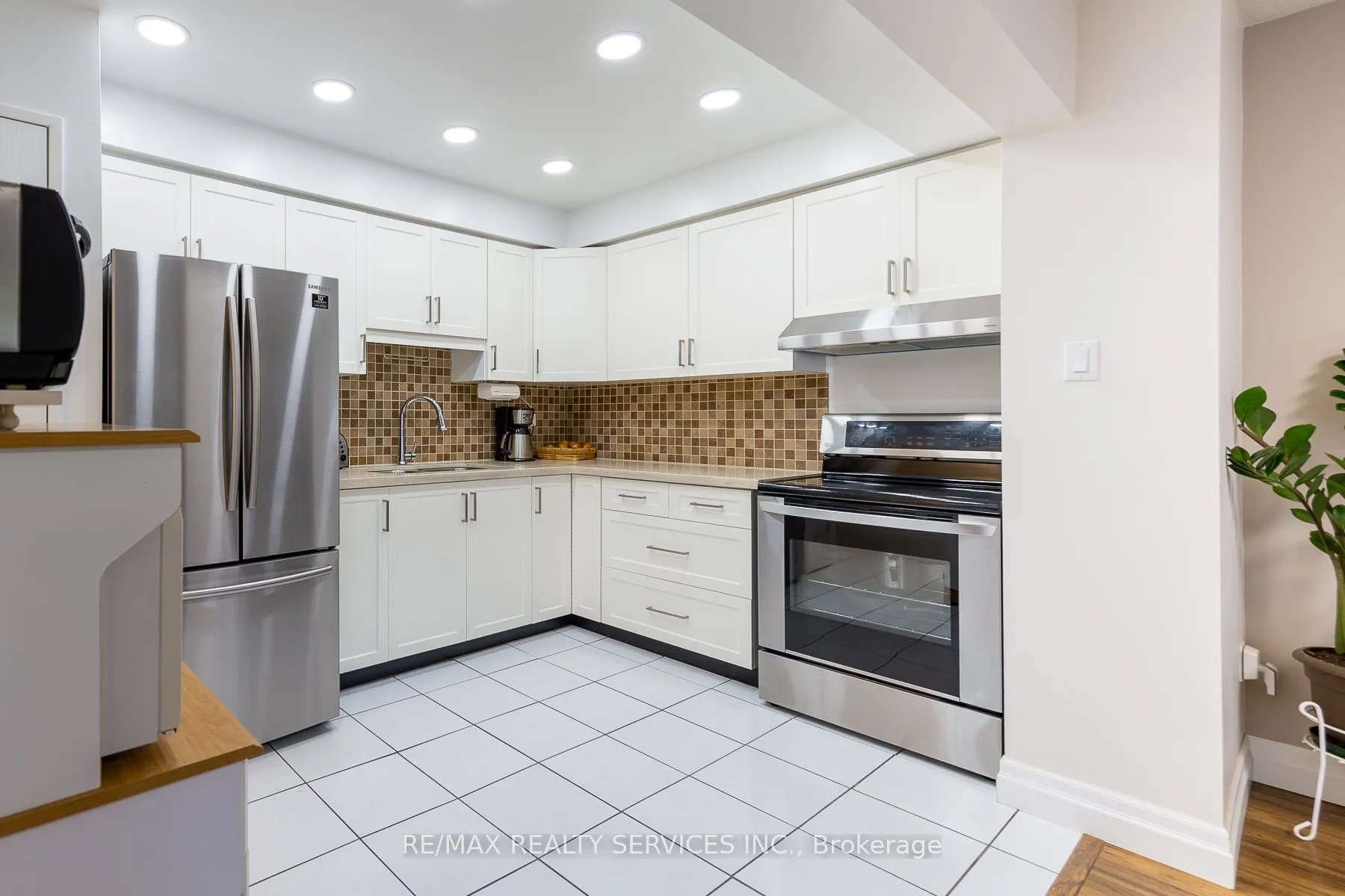 Photo 7 of 54 Tara Park Crescent, Brampton, Brampton North — HOMEH