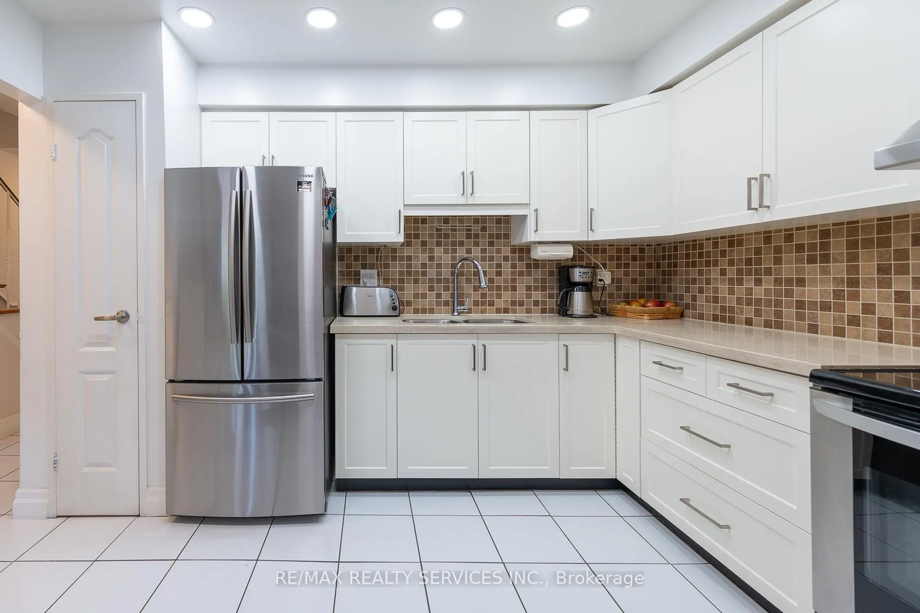 Photo 8 of 54 Tara Park Crescent, Brampton, Brampton North — HOMEH
