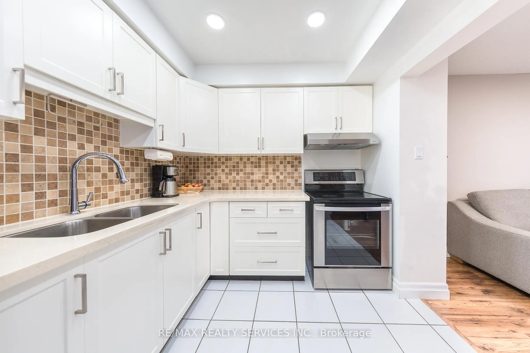 Photo 9 of 54 Tara Park Crescent, Brampton, Brampton North — HOMEH