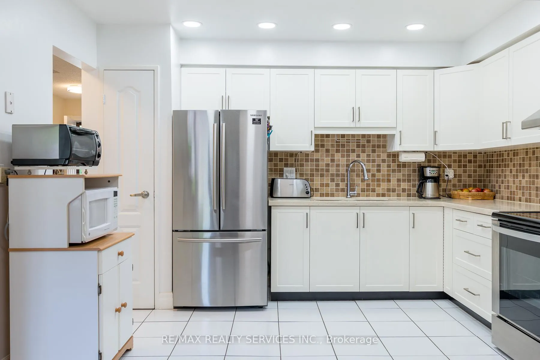 Photo 10 of 54 Tara Park Crescent, Brampton, Brampton North — HOMEH