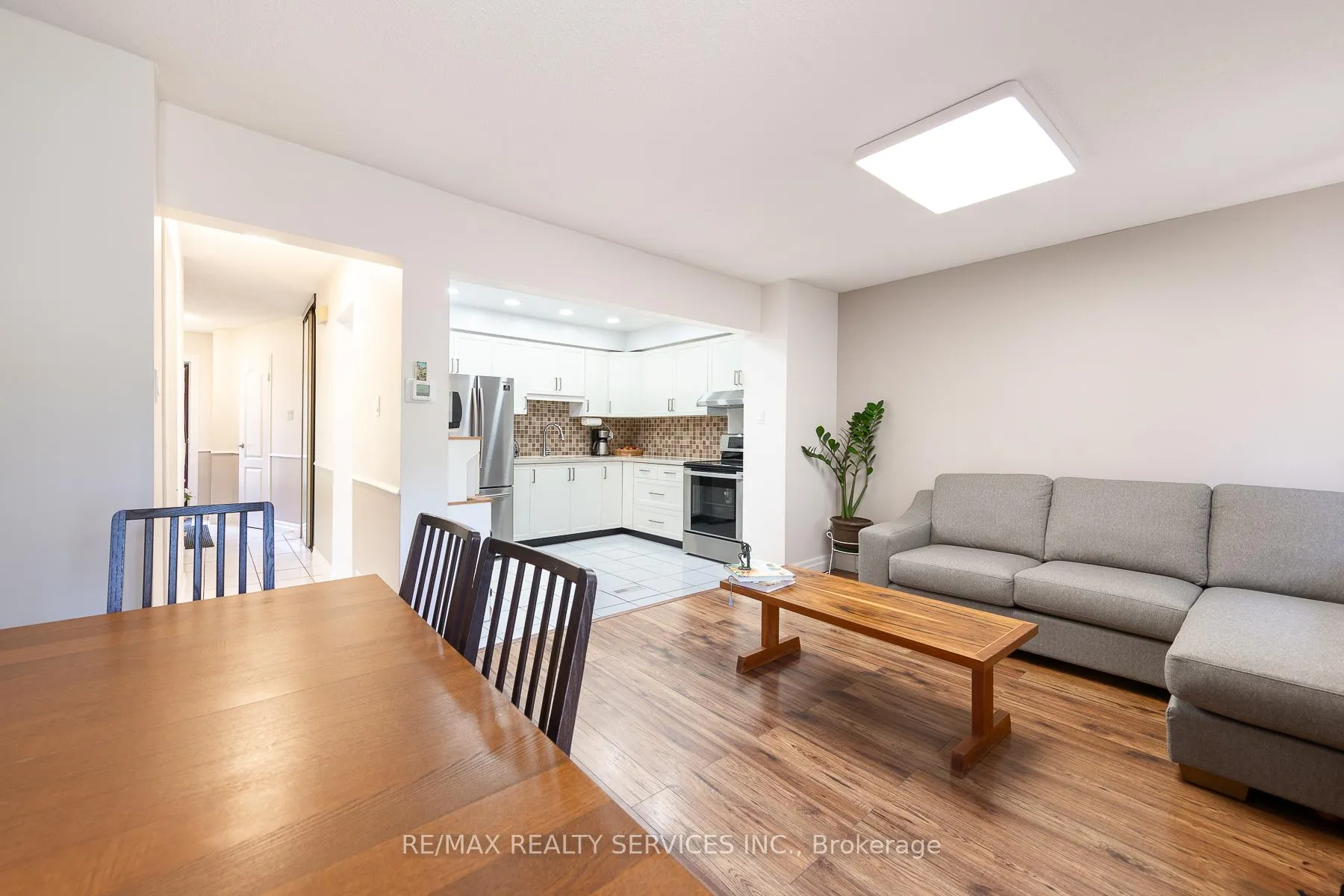 Photo 12 of 54 Tara Park Crescent, Brampton, Brampton North — HOMEH