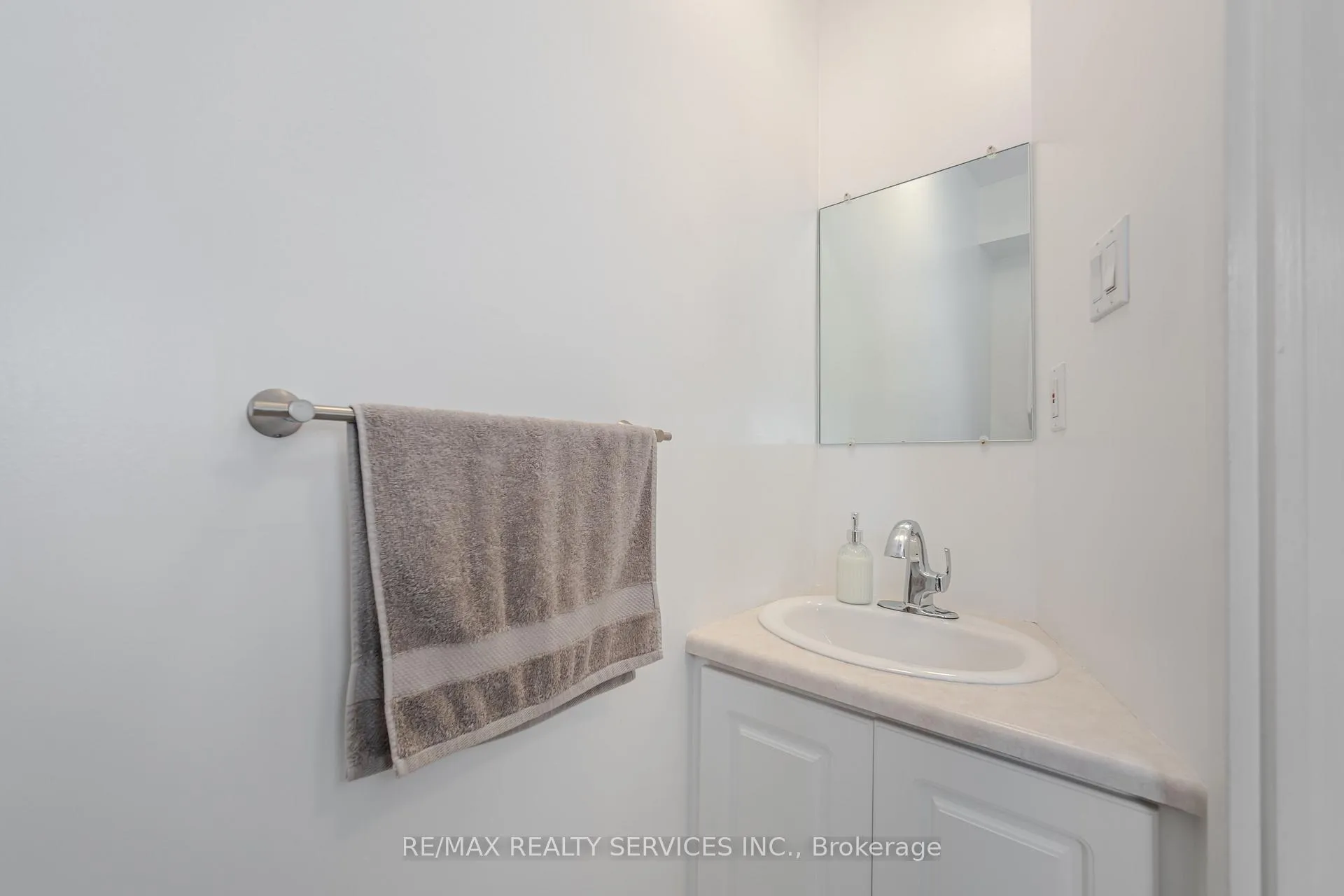 Photo 17 of 54 Tara Park Crescent, Brampton, Brampton North — HOMEH
