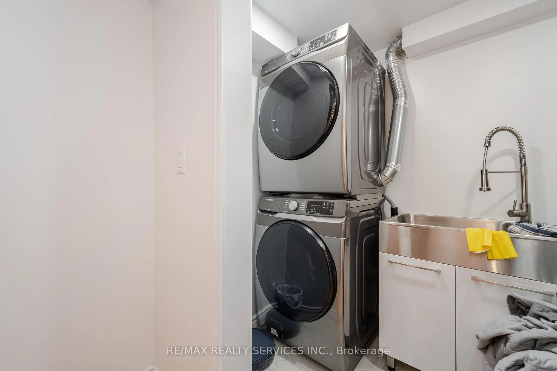 Photo 34 of 54 Tara Park Crescent, Brampton, Brampton North — HOMEH
