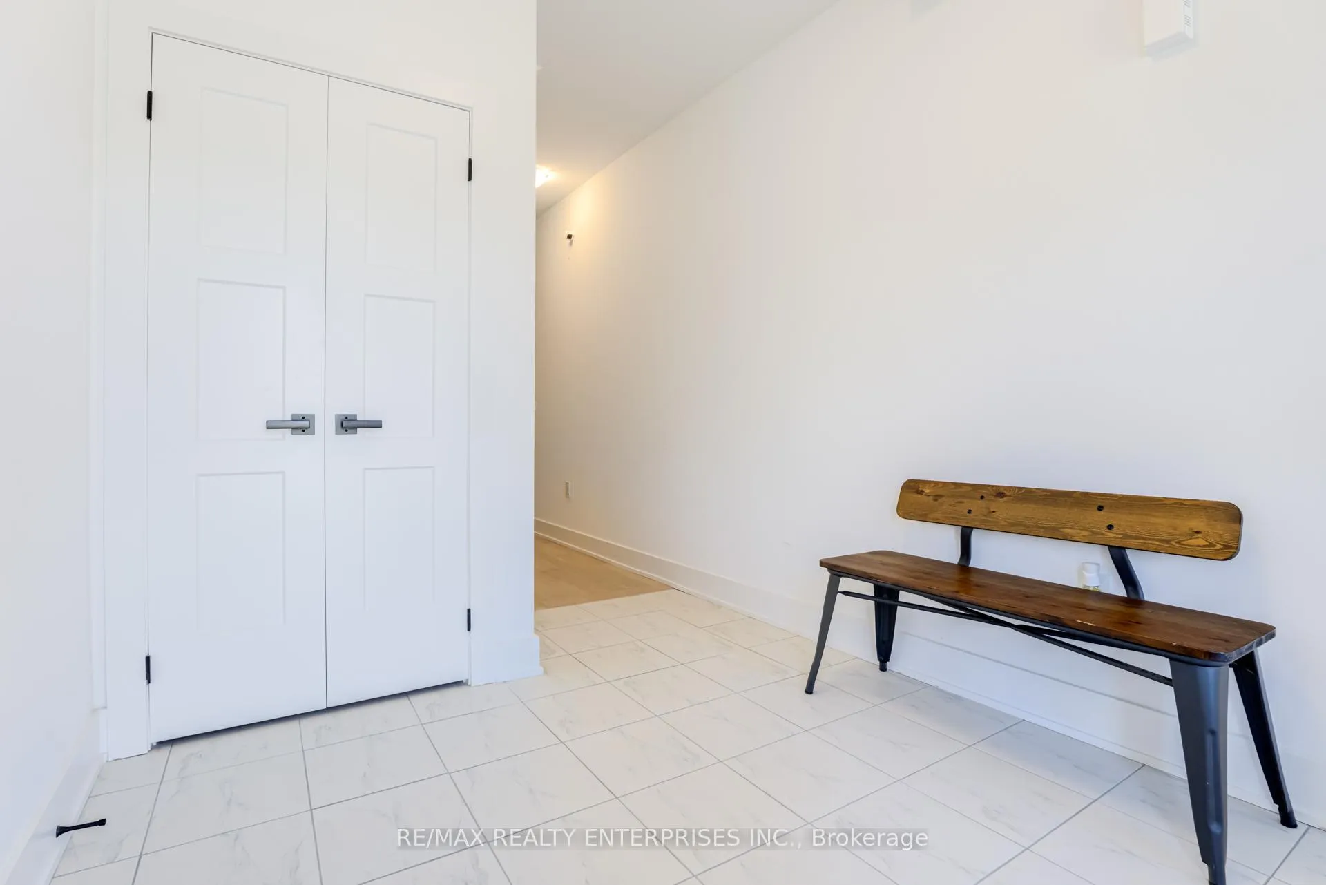 Photo 3 of 61 Wheatfield Road, Barrie, Rural Barrie Southeast — HOMEH