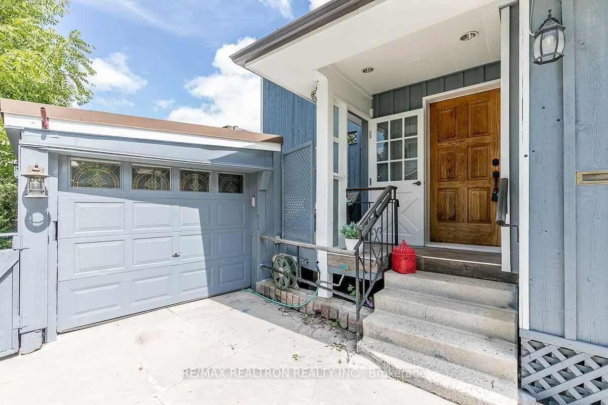 Photo 5 of Unit Unit A, 24 Kennedy Street, Aurora, Aurora Village — HOMEH