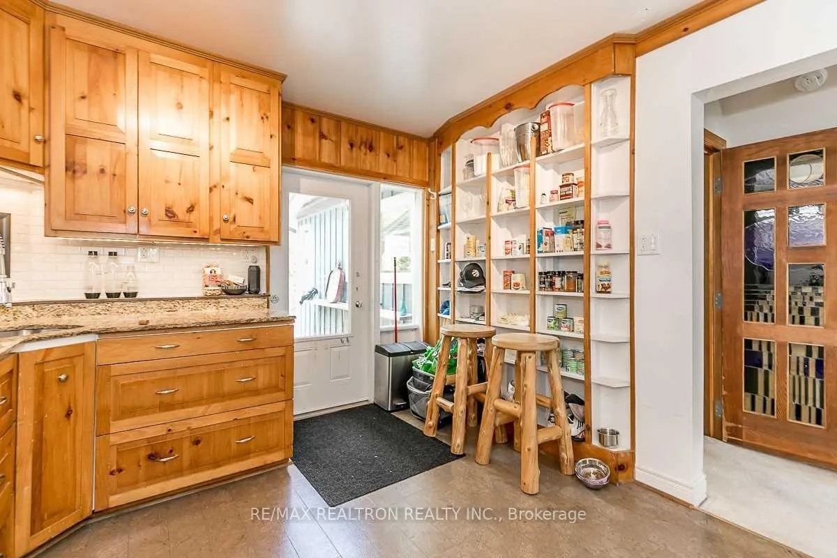Photo 10 of Unit Unit A, 24 Kennedy Street, Aurora, Aurora Village — HOMEH