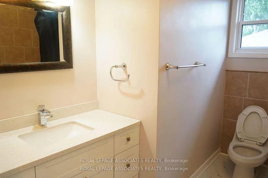 Photo 4 of 182 Windsor Street, Oshawa, Donevan — HOMEH