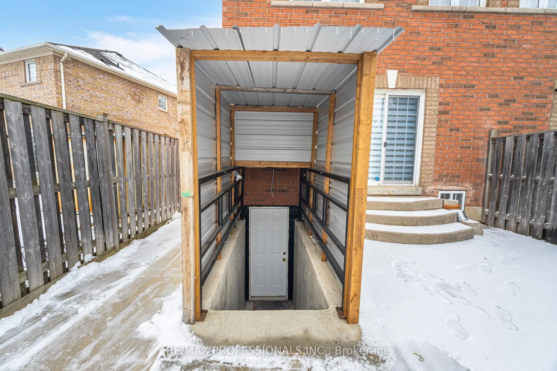 Photo 4 of Unit BSMT, 25 Cosenza Court, Brampton, Bram East — HOMEH
