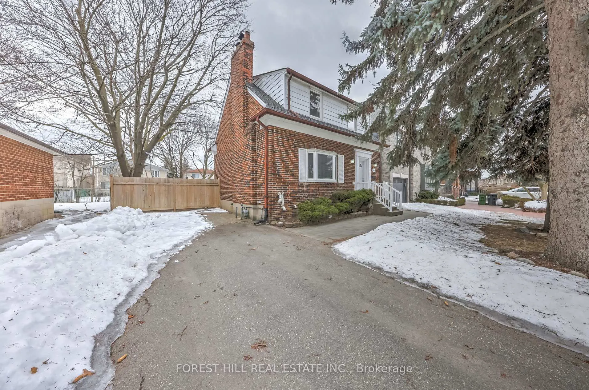 Photo 3 of 101 Brookview Drive, Toronto, Englemount-Lawrence — HOMEH
