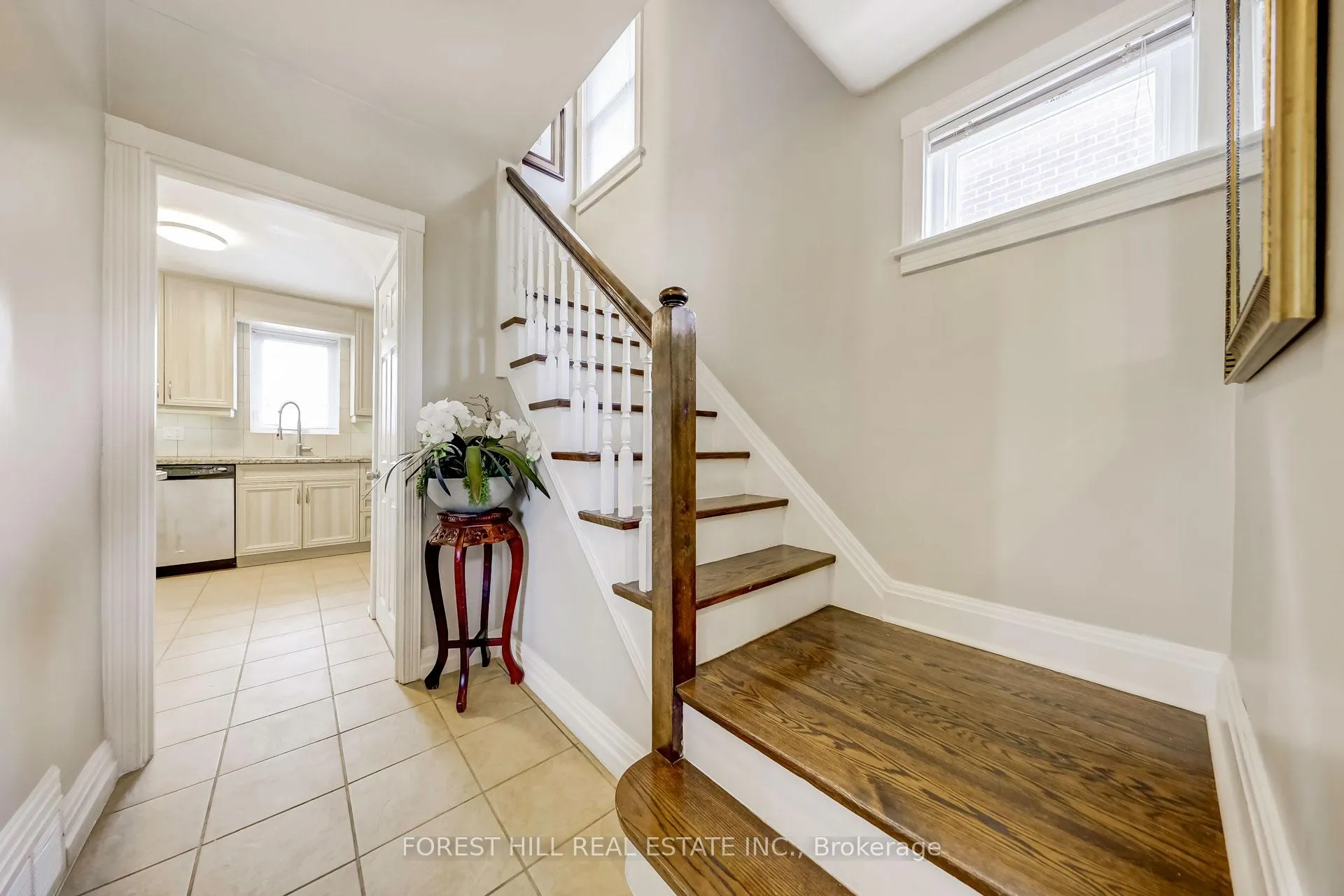 Photo 8 of 101 Brookview Drive, Toronto, Englemount-Lawrence — HOMEH