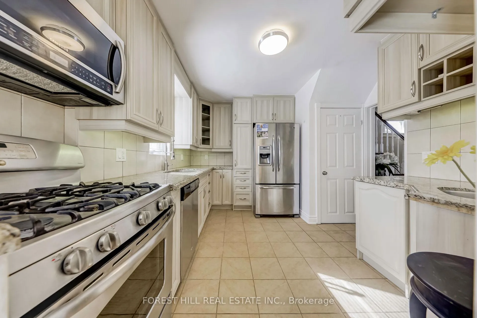 Photo 15 of 101 Brookview Drive, Toronto, Englemount-Lawrence — HOMEH