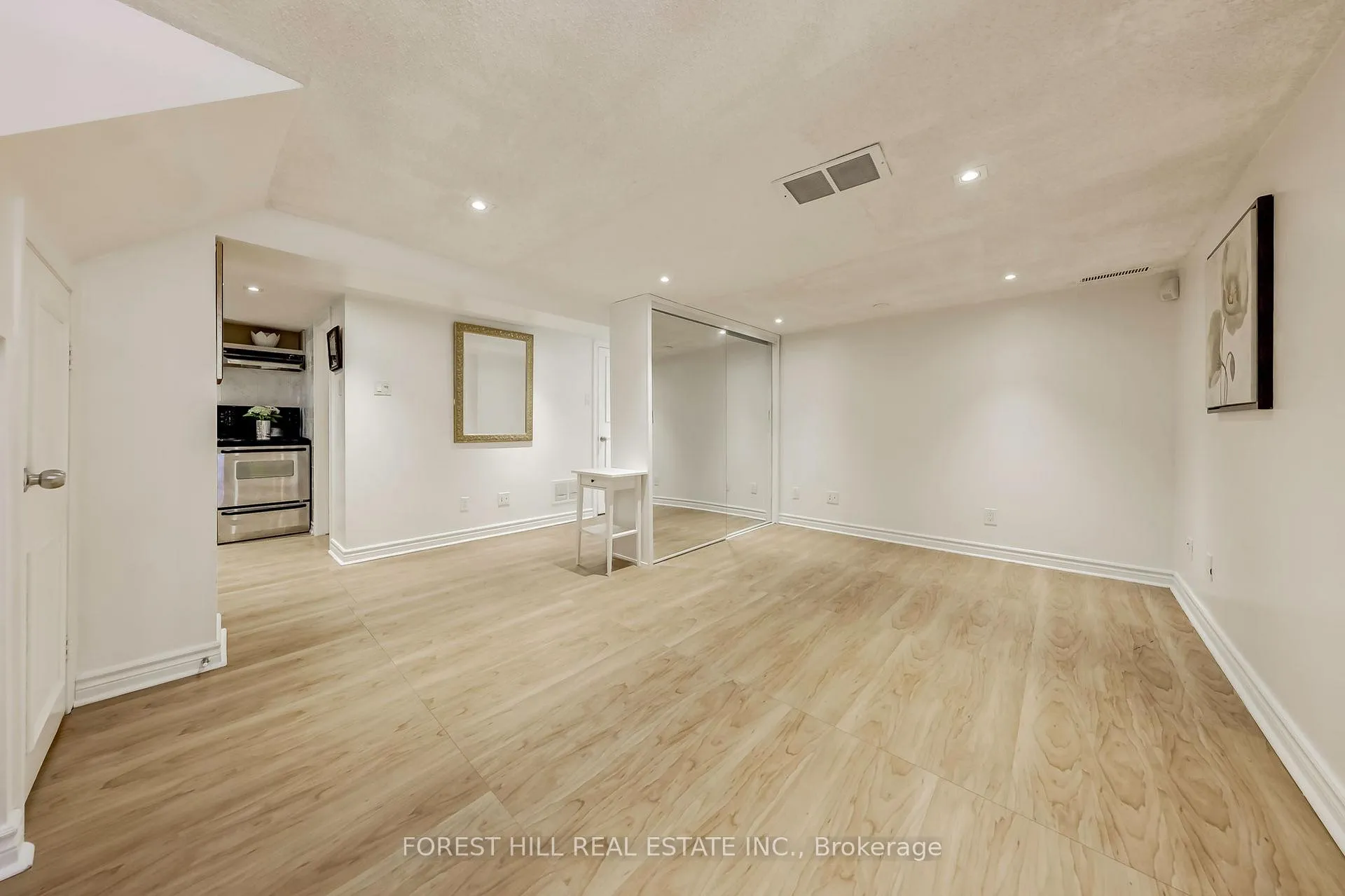 Photo 27 of 101 Brookview Drive, Toronto, Englemount-Lawrence — HOMEH