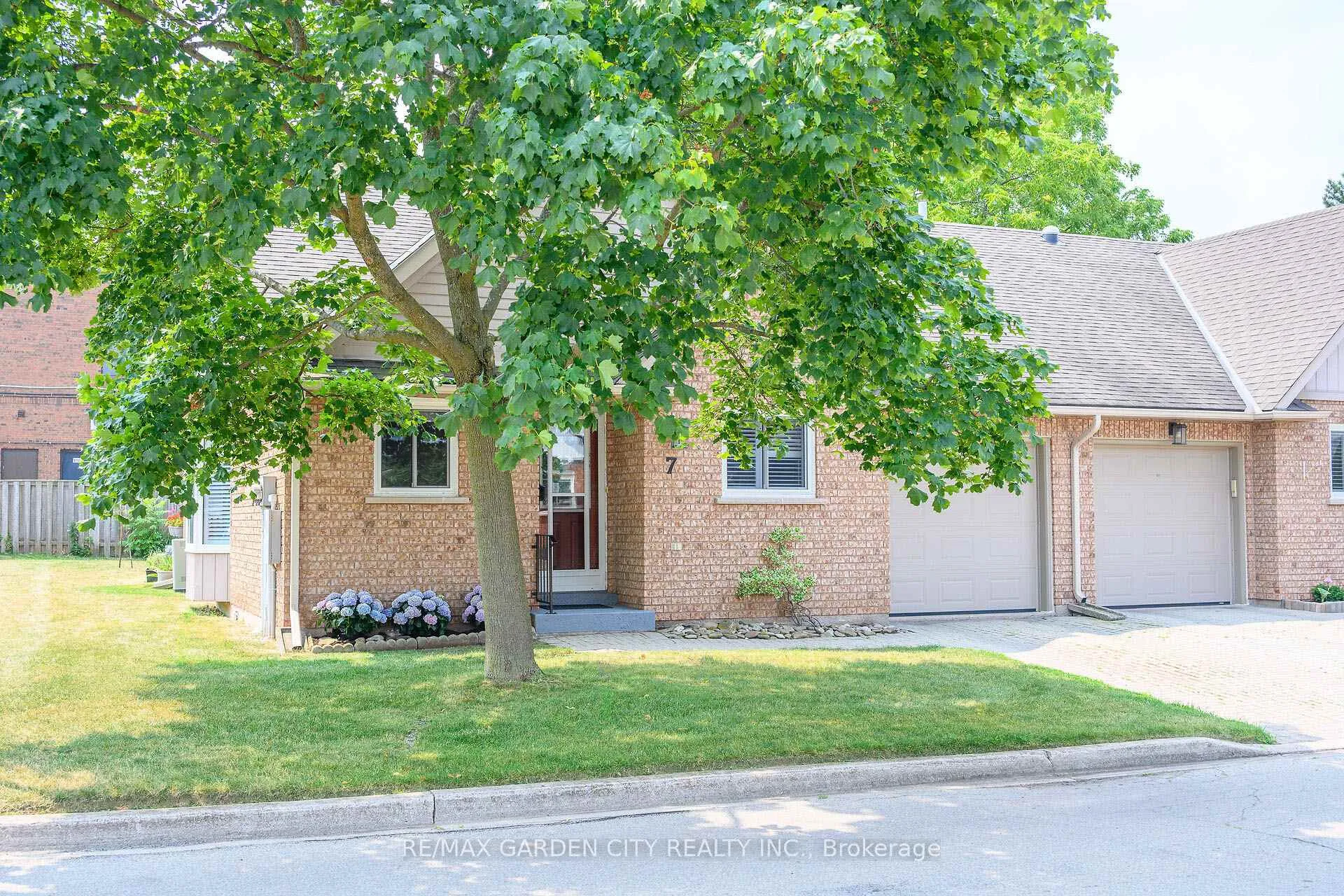 Photo 2 of 10 Wentworth Drive, Grimsby, Grimsby East — HOMEH