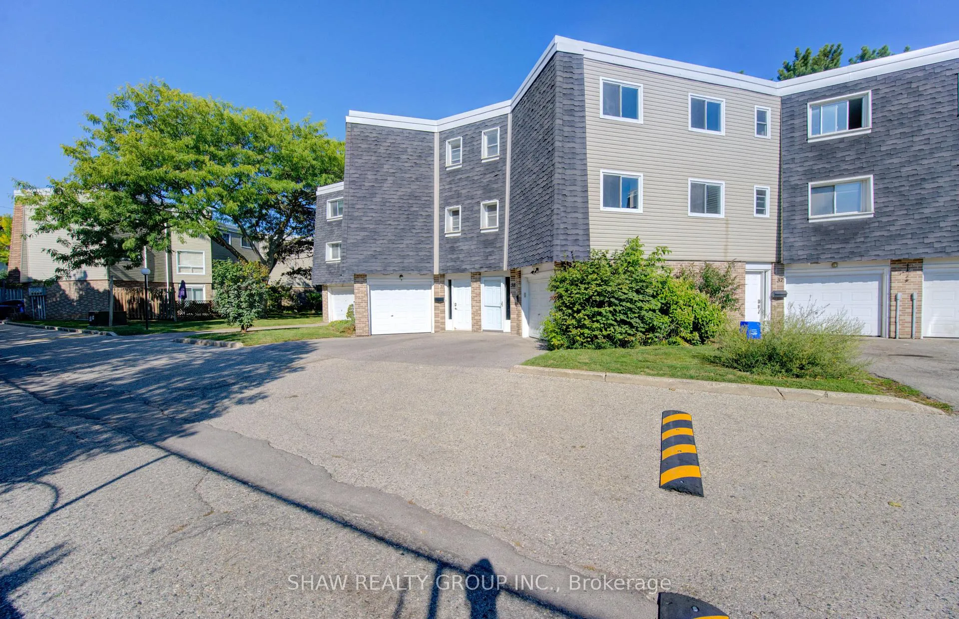 Photo 2 of 60 Elmsdale Drive, Kitchener, Laurentian Hills — HOMEH