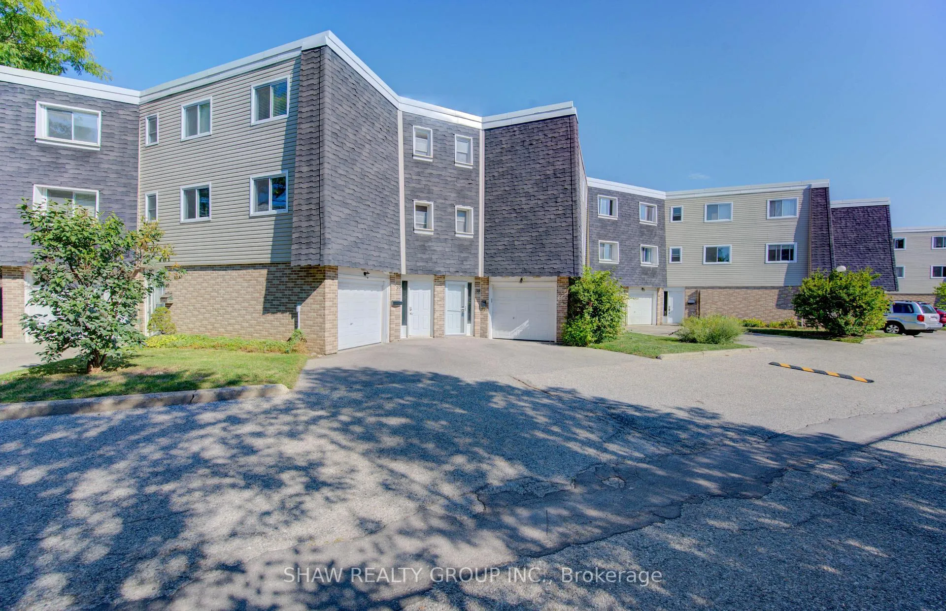 Photo 3 of 60 Elmsdale Drive, Kitchener, Laurentian Hills — HOMEH