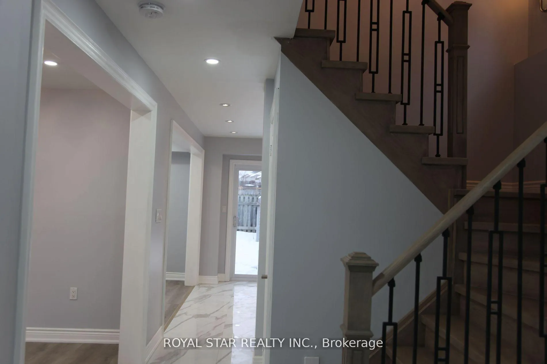 Photo 4 of 105 Lougheed Road E, Barrie, Holly — HOMEH