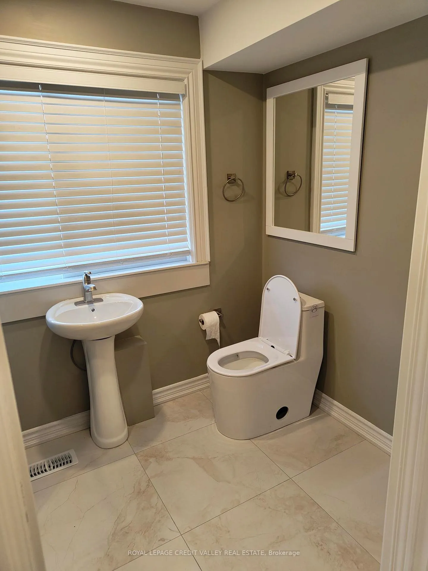 Photo 12 of 18 Parkend Avenue, Brampton, Brampton South — HOMEH