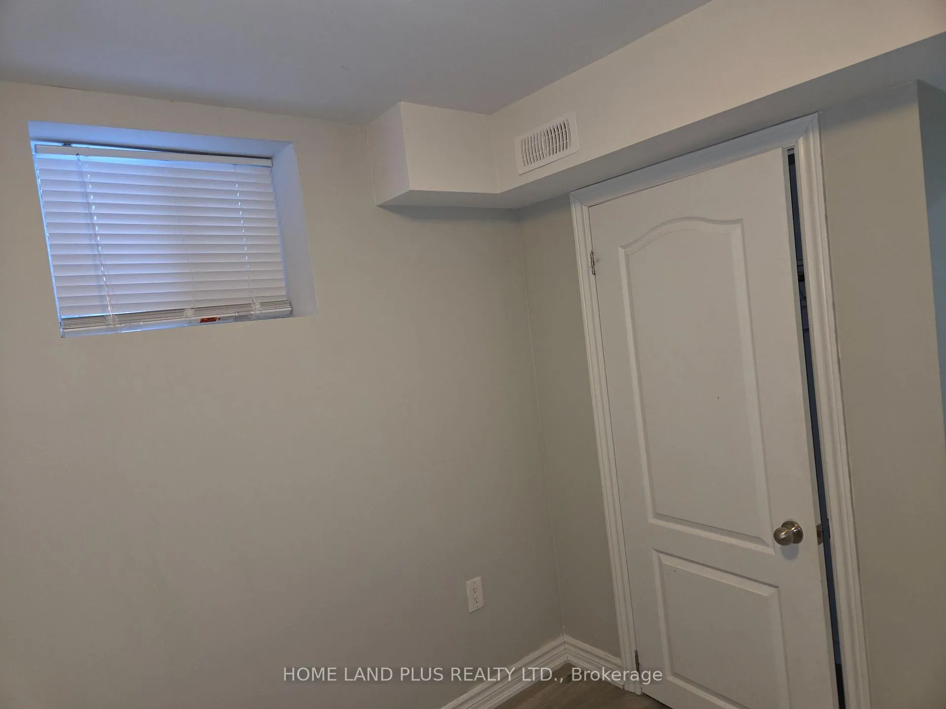 Photo 10 of Unit 2, 23 Lanark Circle, Brampton, Credit Valley — HOMEH