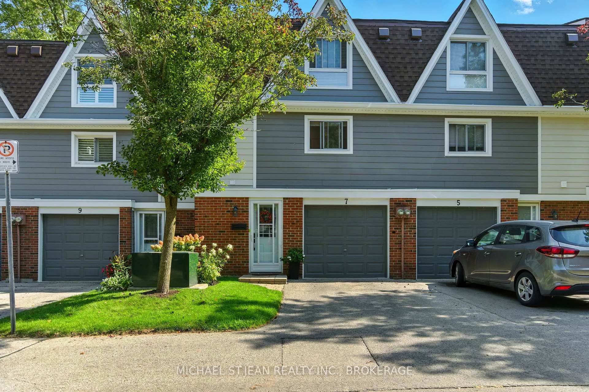 Photo 2 of 7 Trudy Court, Hamilton, Dundas — HOMEH