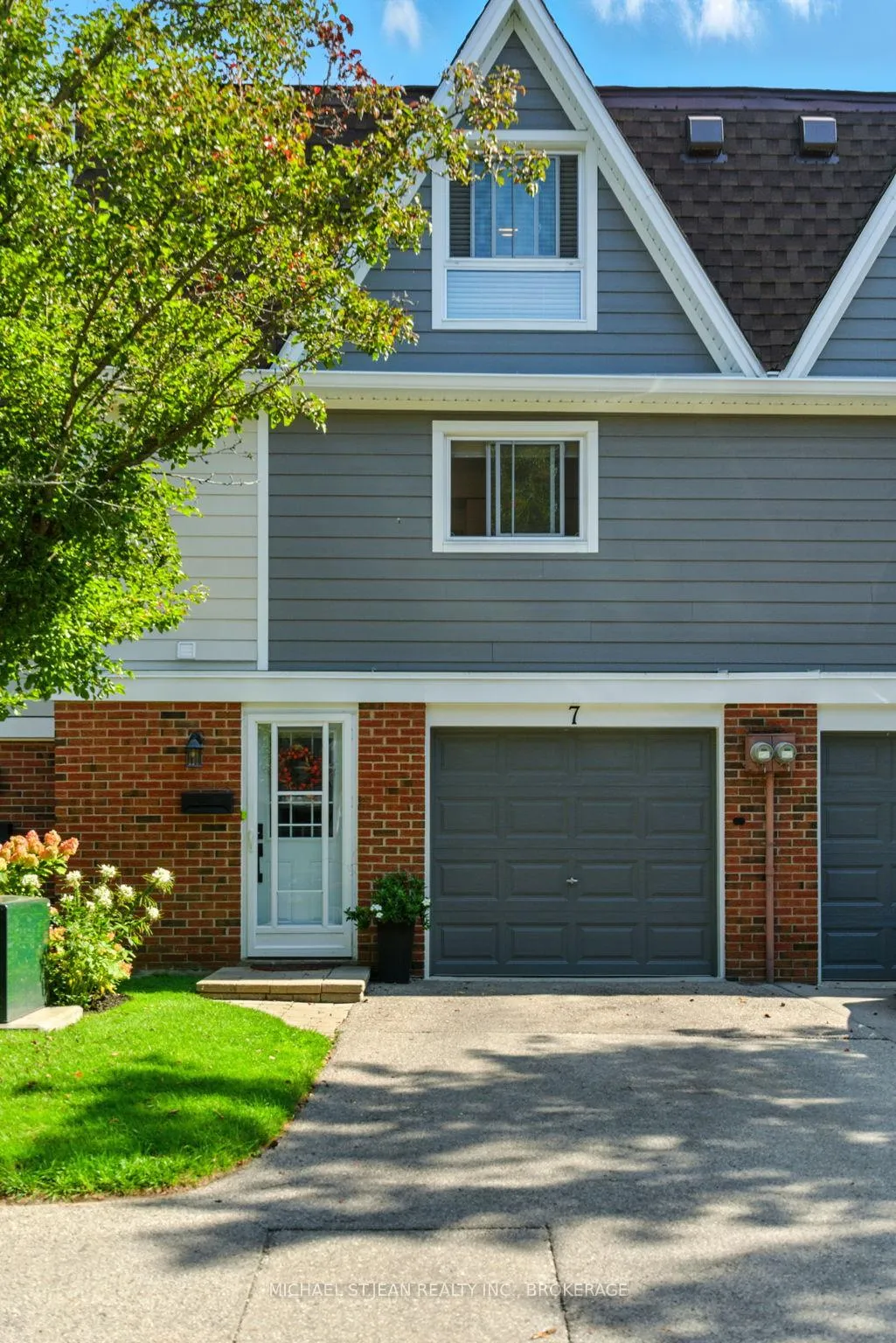 Photo 3 of 7 Trudy Court, Hamilton, Dundas — HOMEH