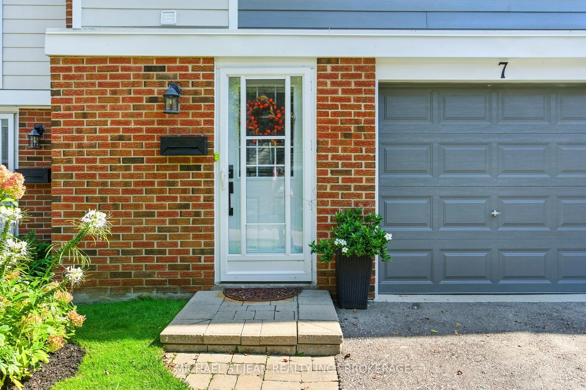 Photo 4 of 7 Trudy Court, Hamilton, Dundas — HOMEH