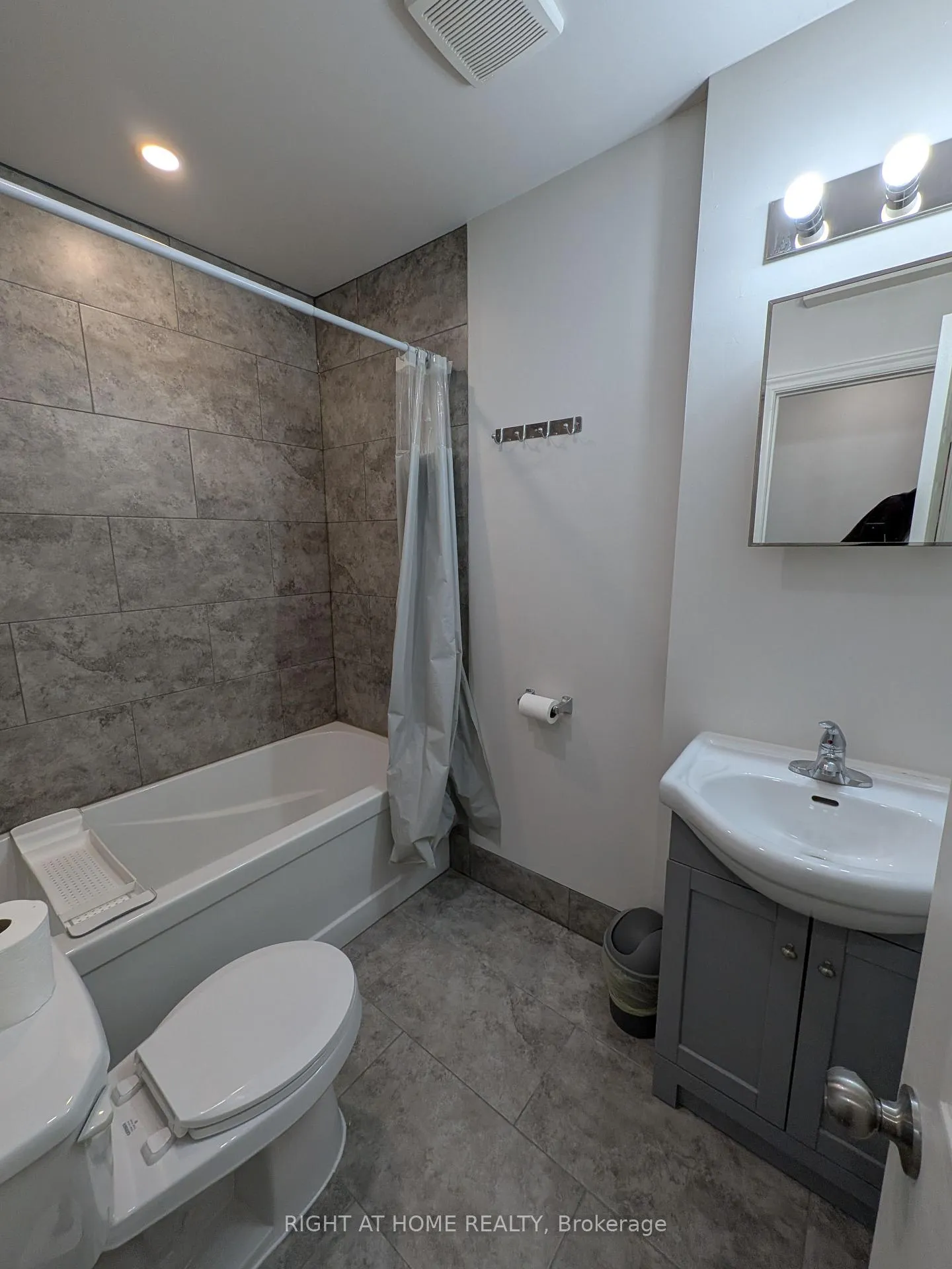 Photo 5 of Unit 5, 333 Simcoe Street S, Oshawa, Central — HOMEH