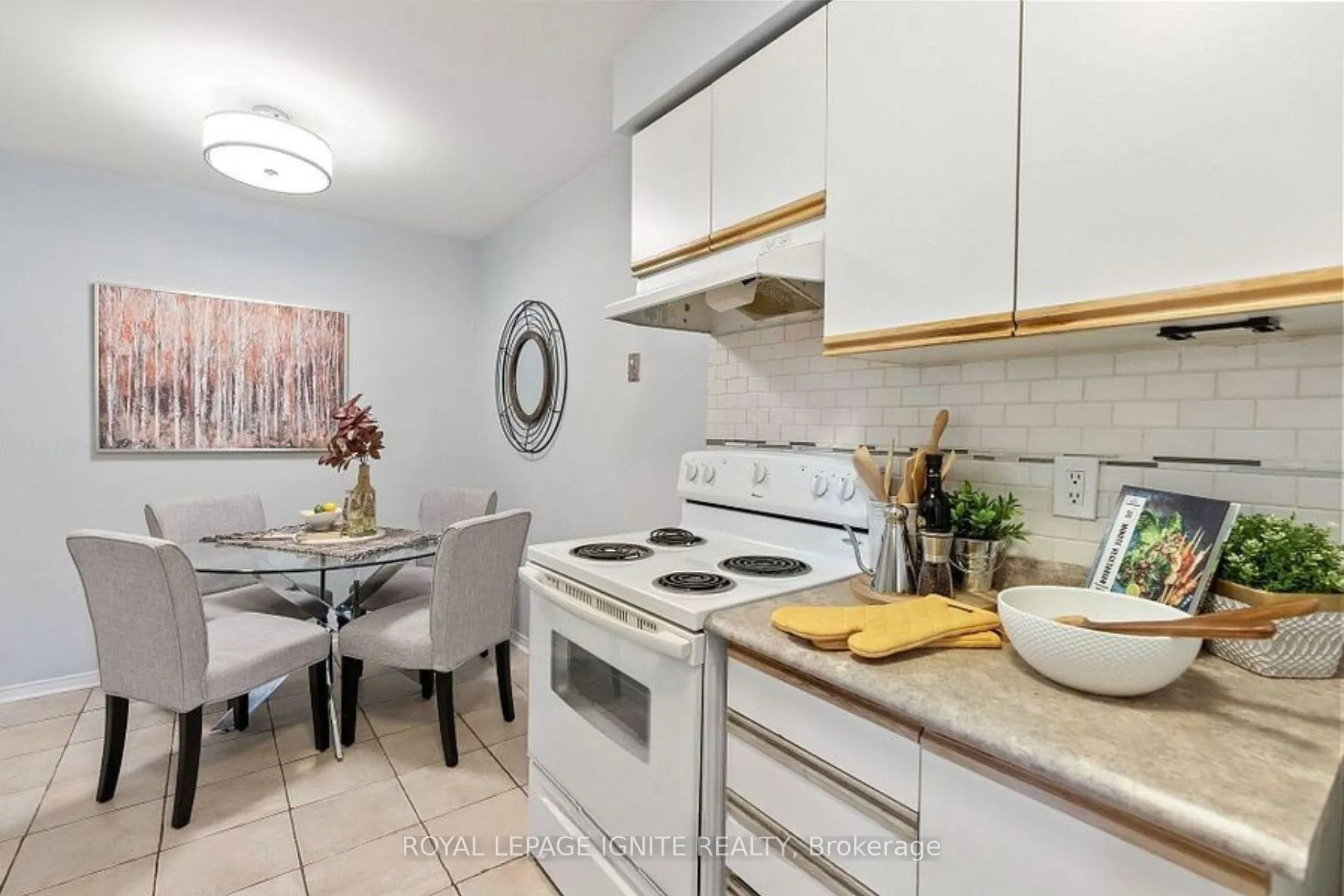 Photo 5 of 36 Pinebrook Crescent, Whitby, Williamsburg — HOMEH