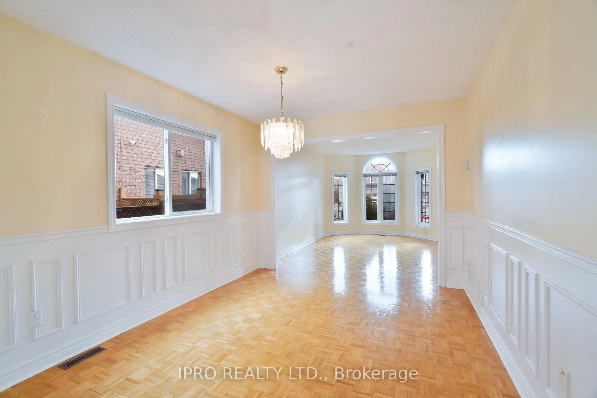 Photo 6 of 285 Fernforest Drive, Brampton, Sandringham-Wellington — HOMEH
