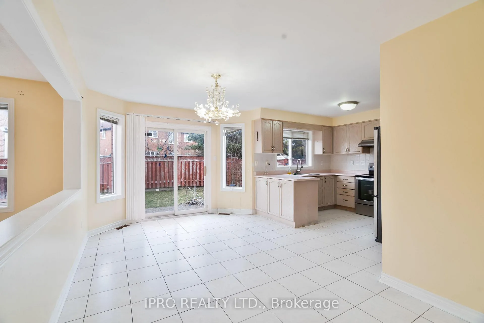 Photo 12 of 285 Fernforest Drive, Brampton, Sandringham-Wellington — HOMEH