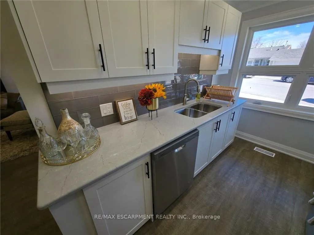 Photo 7 of 40 Szollosy Circle, Hamilton, Kennedy — HOMEH