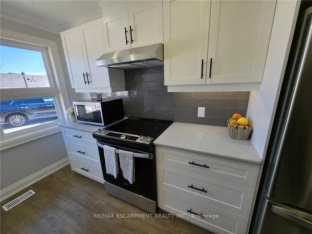 Photo 8 of 40 Szollosy Circle, Hamilton, Kennedy — HOMEH