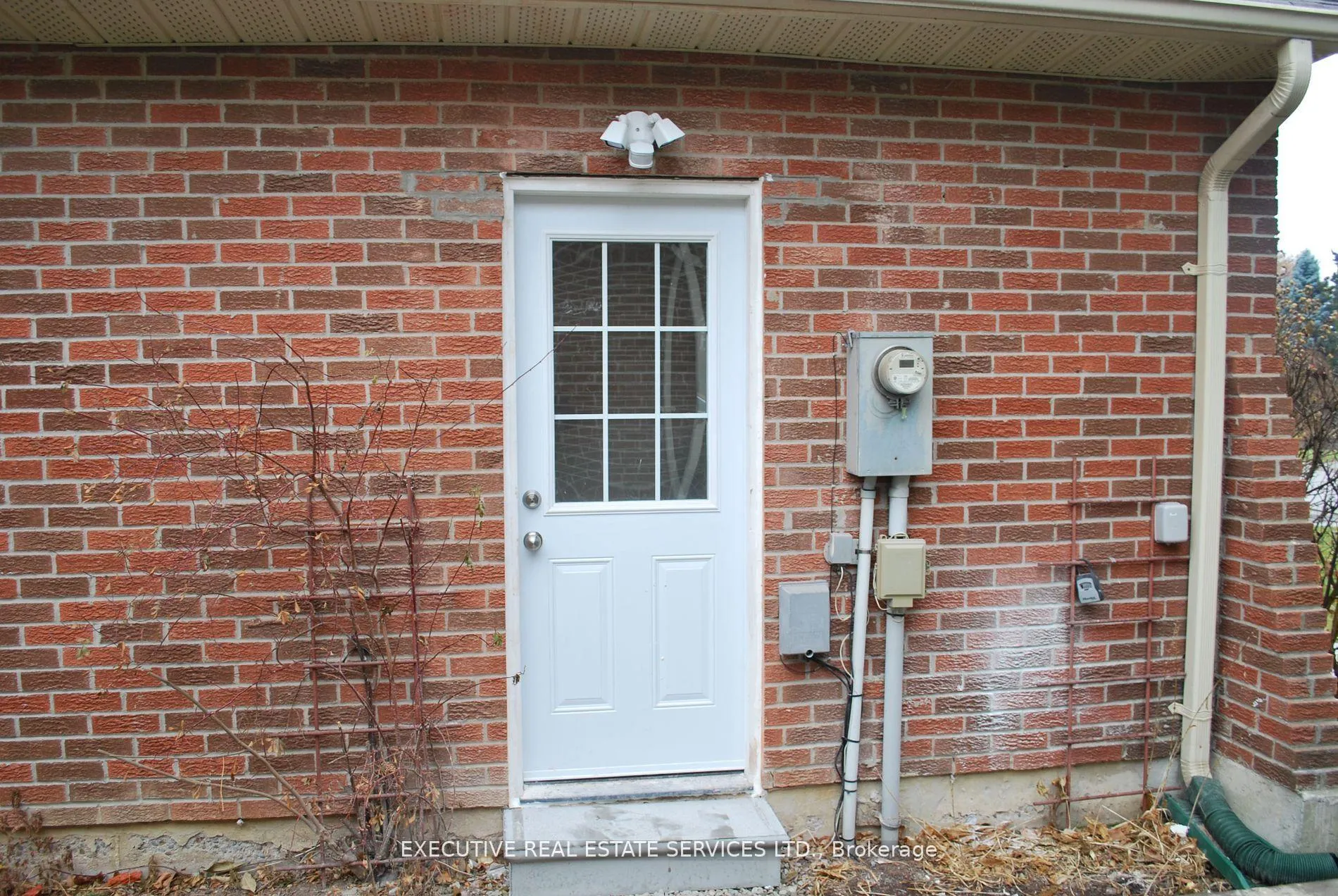 Photo 3 of 42 Wadsworth Circle, Brampton, Snelgrove — HOMEH