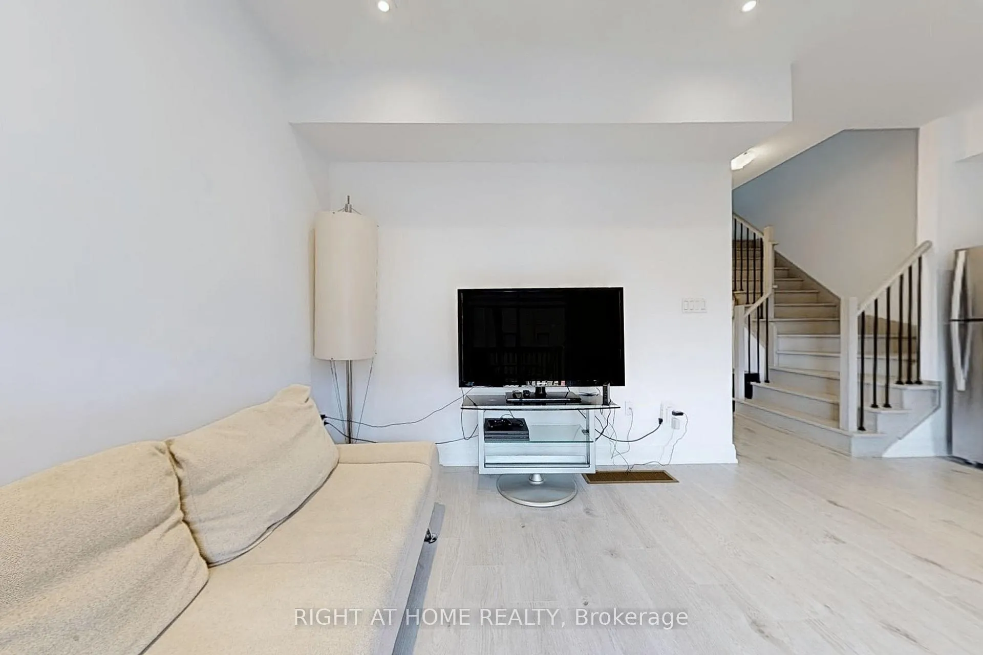 Photo 5 of 96 Fairlane Avenue, Barrie, Painswick South — HOMEH