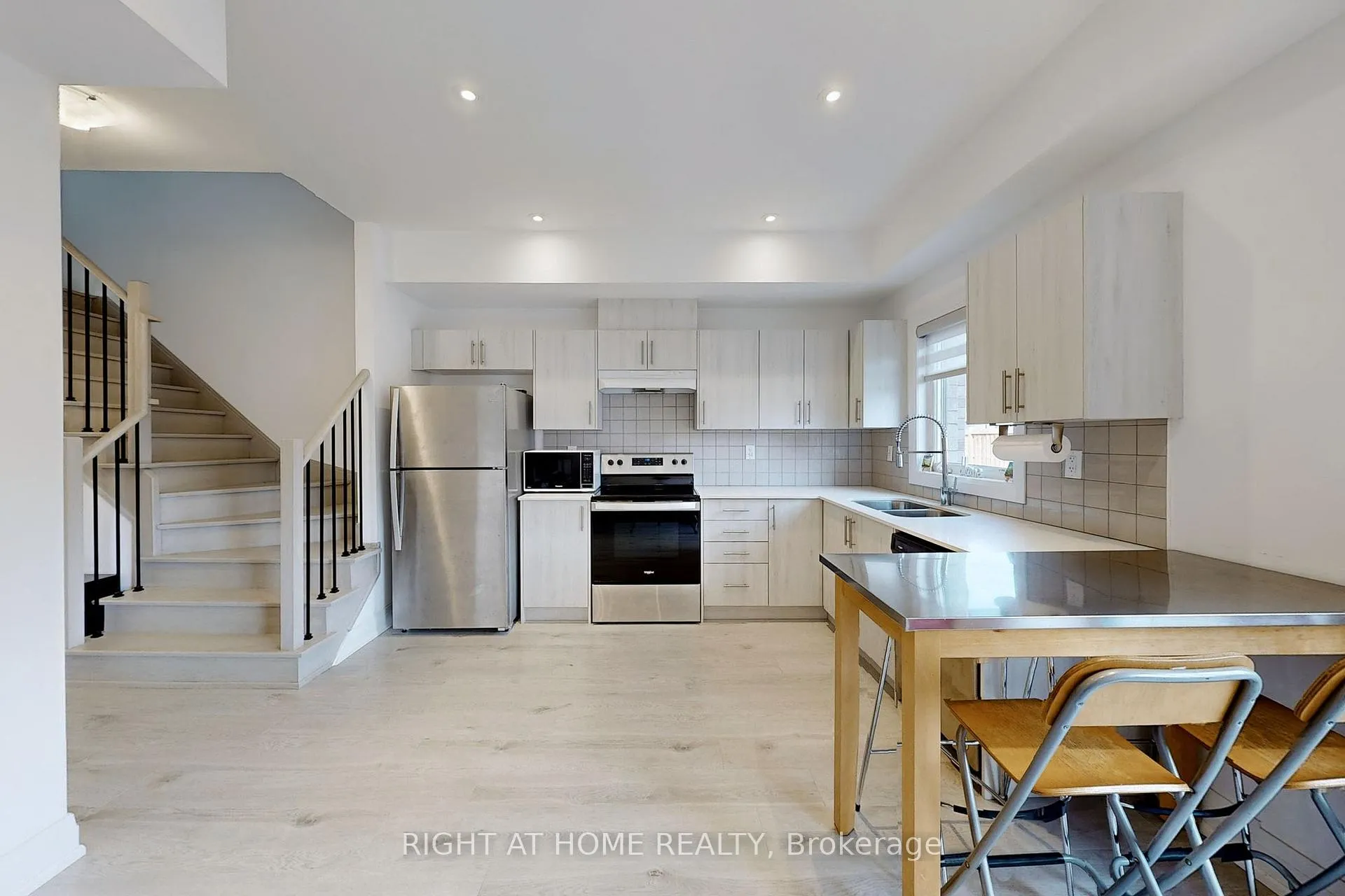 Photo 6 of 96 Fairlane Avenue, Barrie, Painswick South — HOMEH