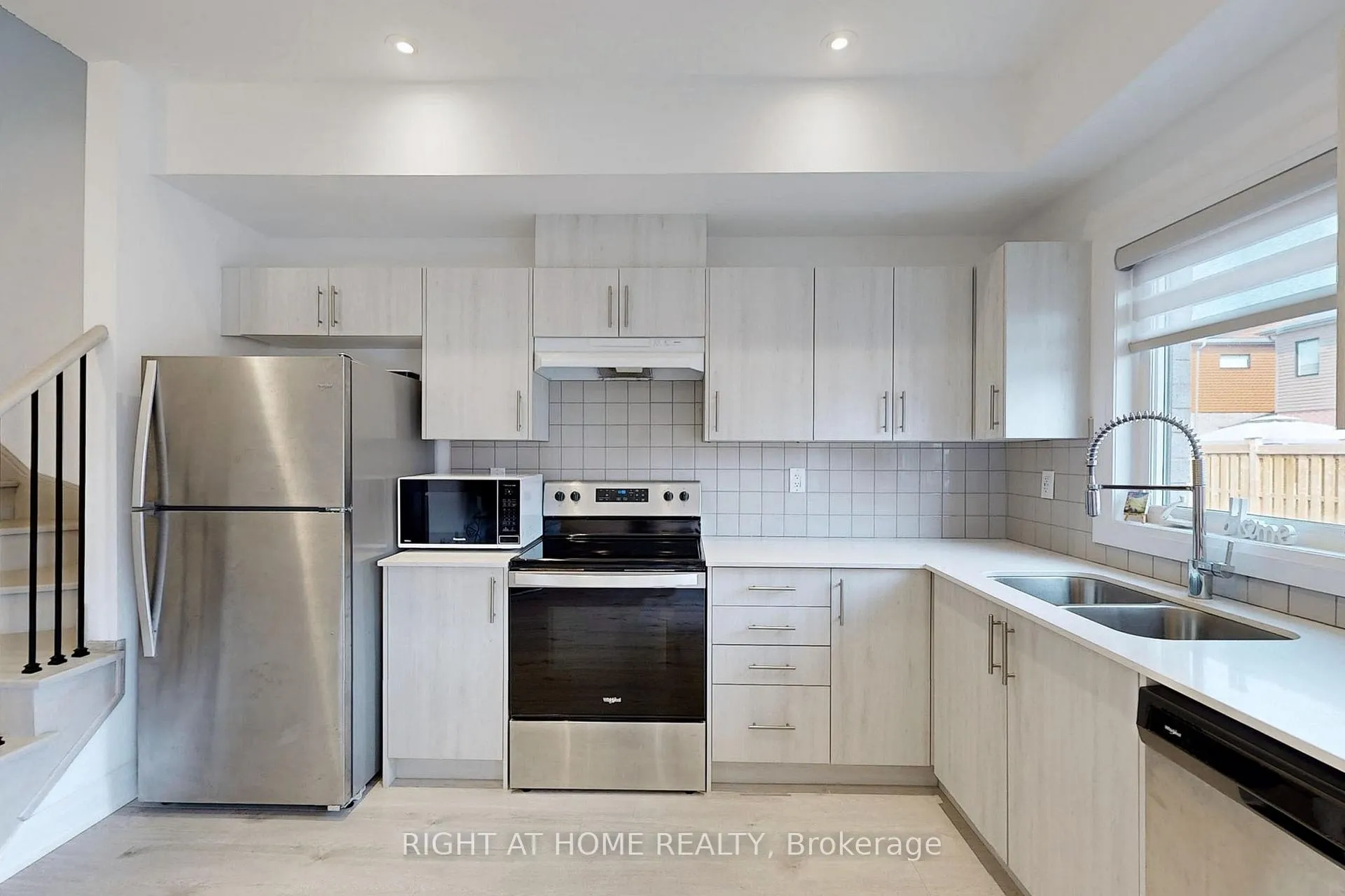 Photo 8 of 96 Fairlane Avenue, Barrie, Painswick South — HOMEH