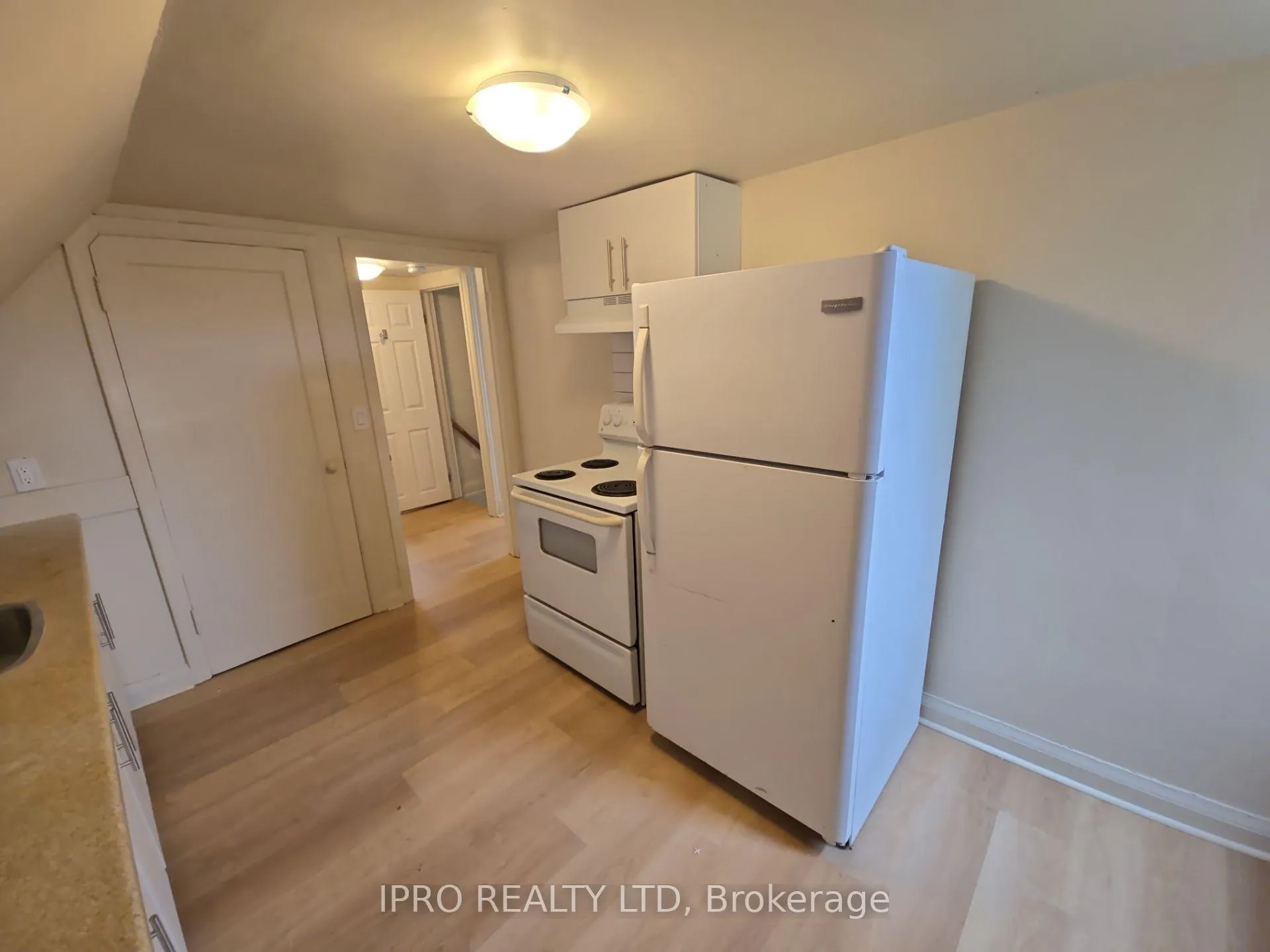 Photo 2 of Unit Upper, 3 Henderson Avenue, Brampton, Downtown Brampton — HOMEH