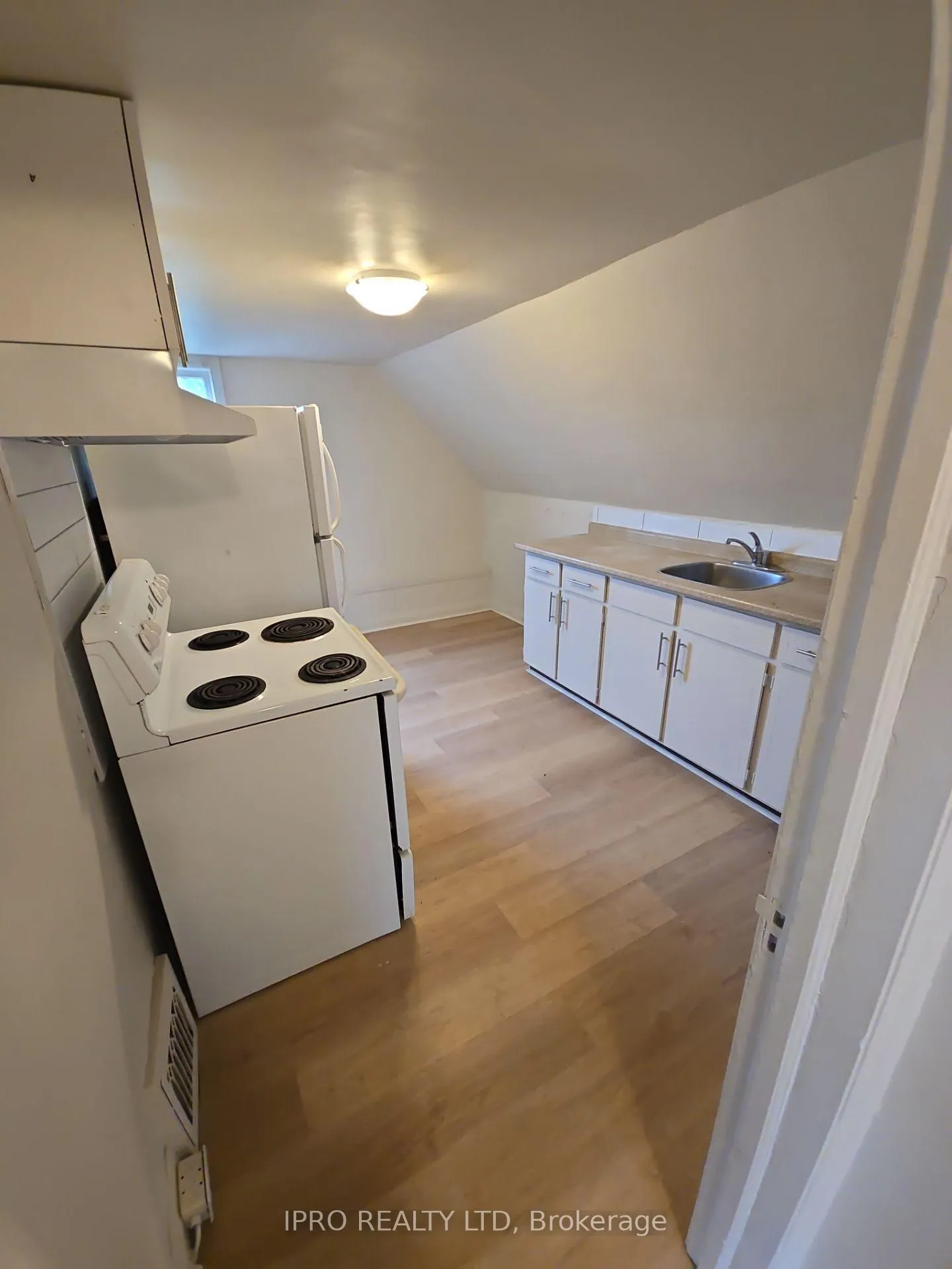 Photo 3 of Unit Upper, 3 Henderson Avenue, Brampton, Downtown Brampton — HOMEH