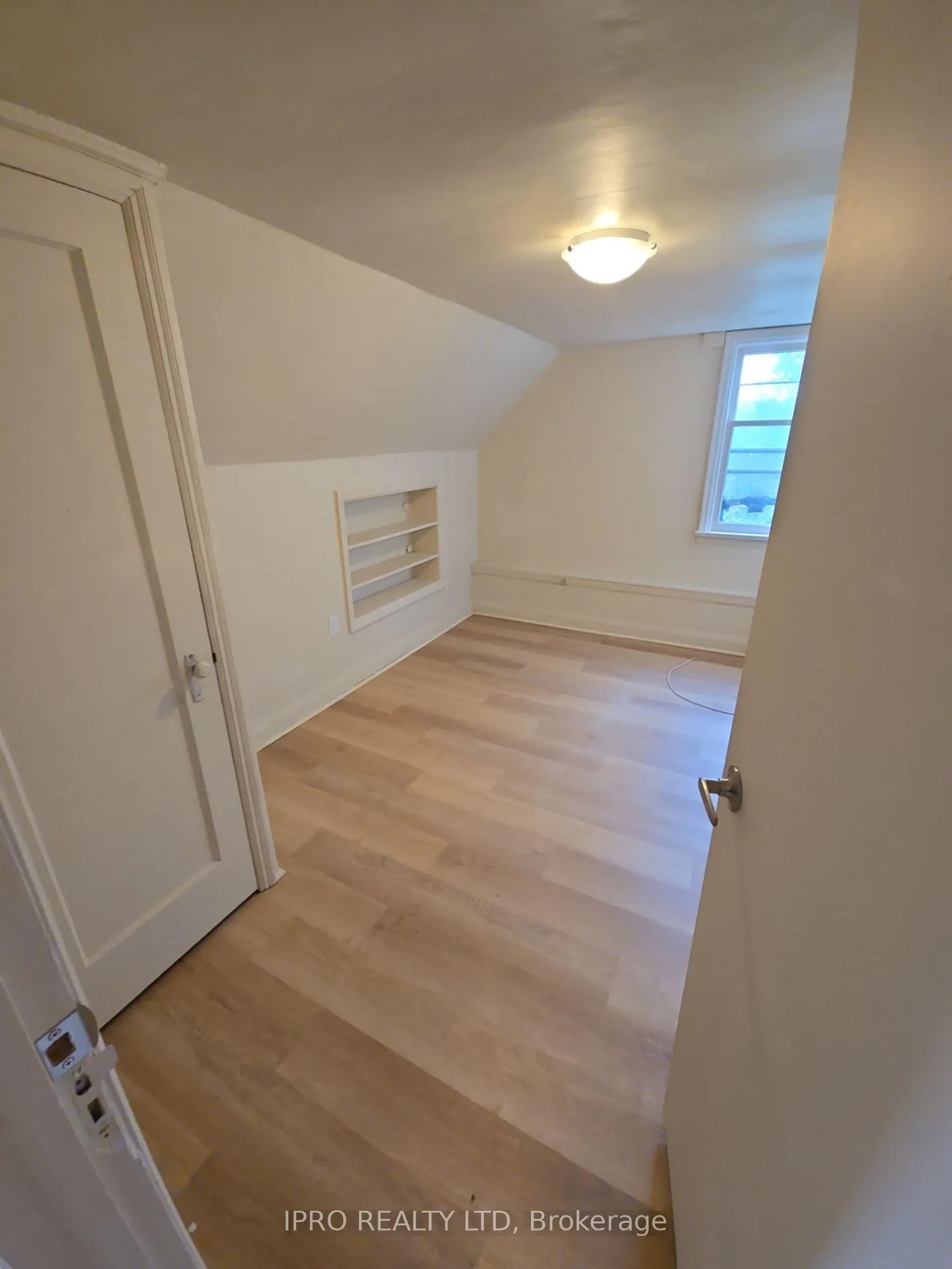 Photo 4 of Unit Upper, 3 Henderson Avenue, Brampton, Downtown Brampton — HOMEH