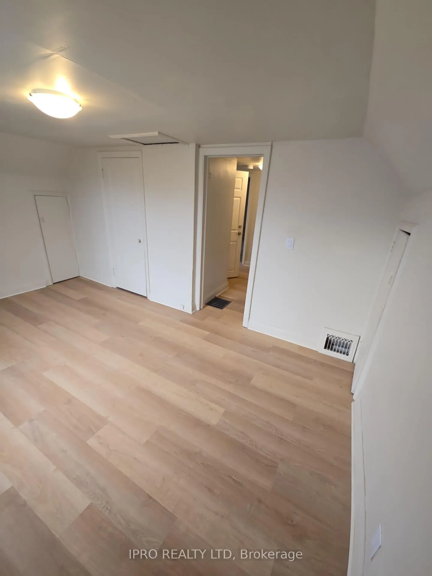 Photo 5 of Unit Upper, 3 Henderson Avenue, Brampton, Downtown Brampton — HOMEH