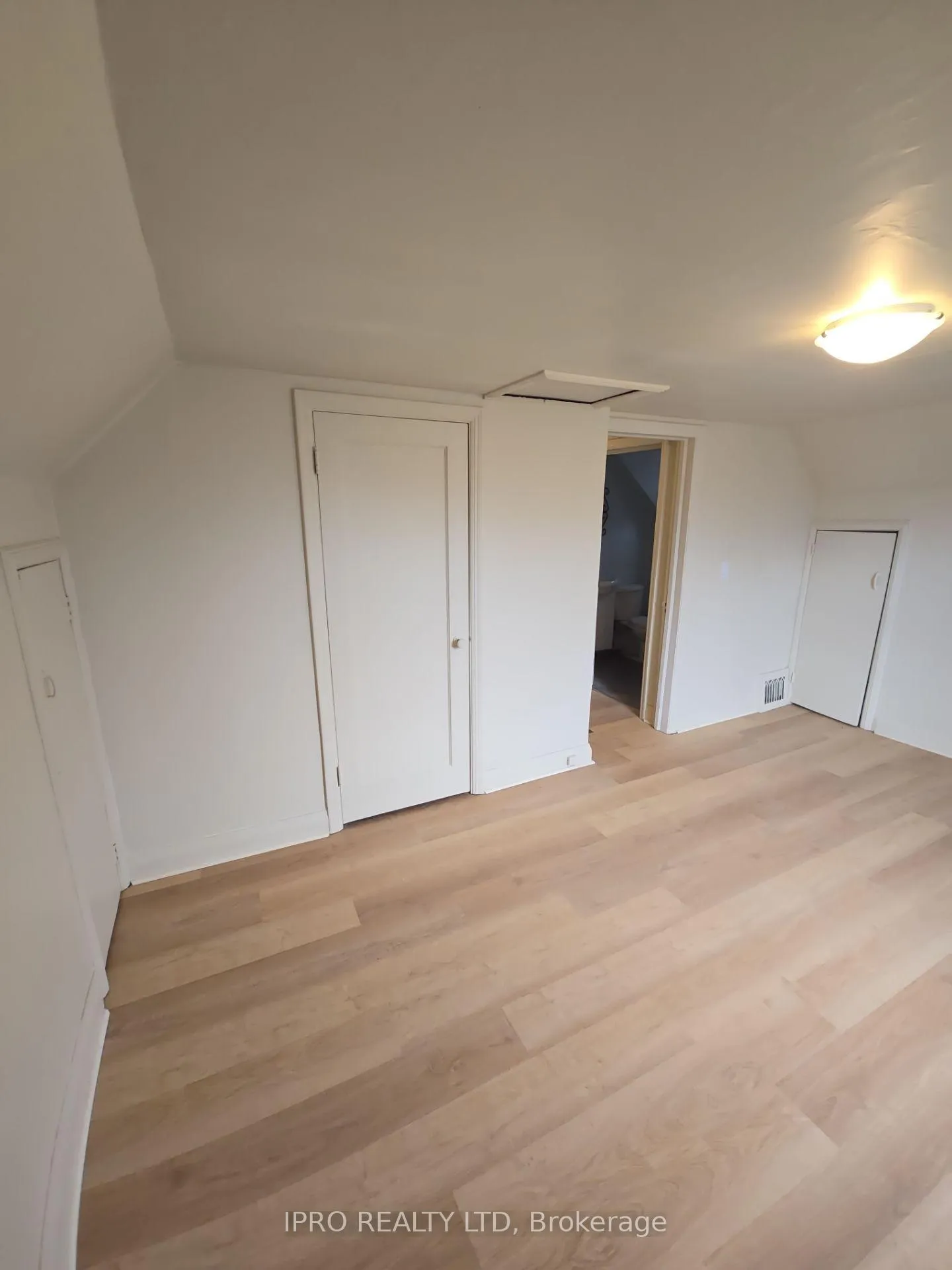 Photo 6 of Unit Upper, 3 Henderson Avenue, Brampton, Downtown Brampton — HOMEH