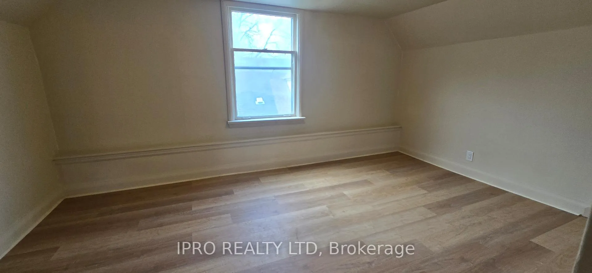 Photo 8 of Unit Upper, 3 Henderson Avenue, Brampton, Downtown Brampton — HOMEH