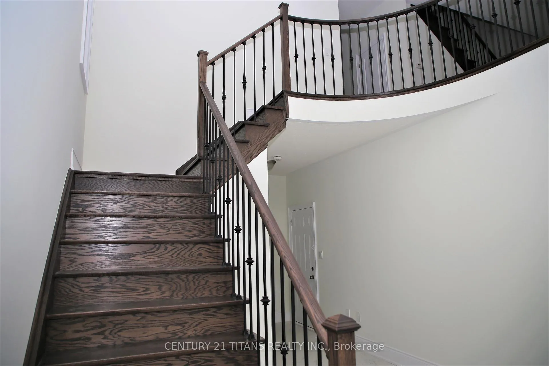 Photo 3 of 15 Junior Road, Brampton, Northwest Brampton — HOMEH