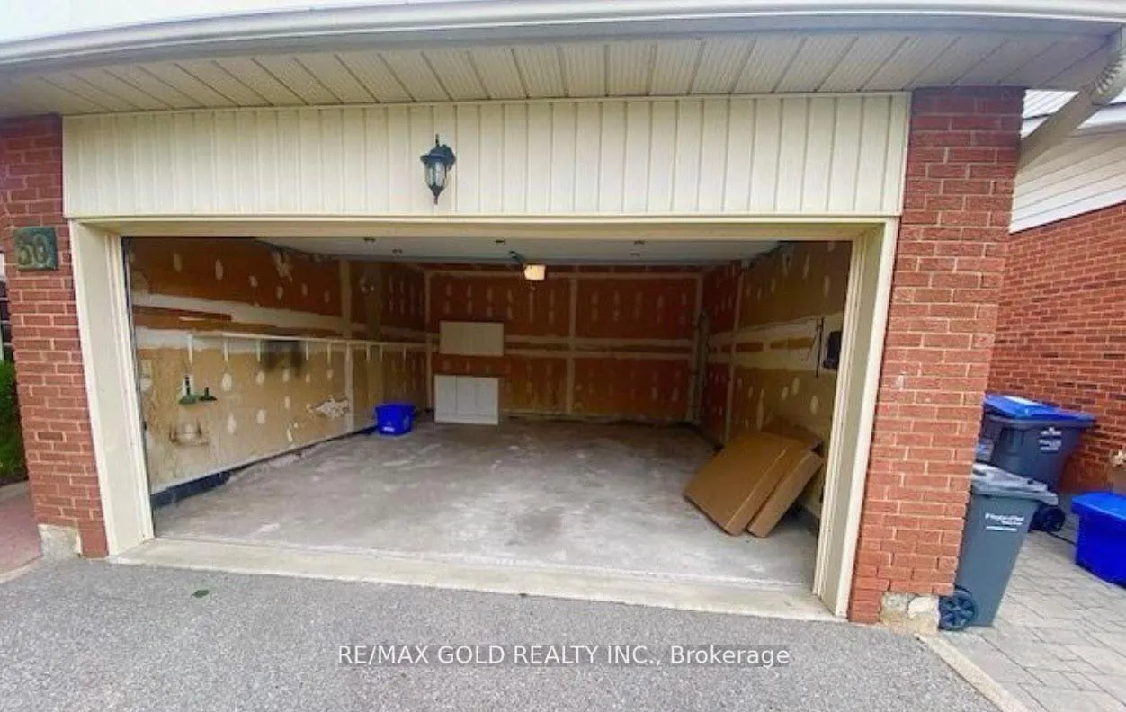 Photo 3 of 30 Blackthorn Lane, Brampton, Brampton North — HOMEH